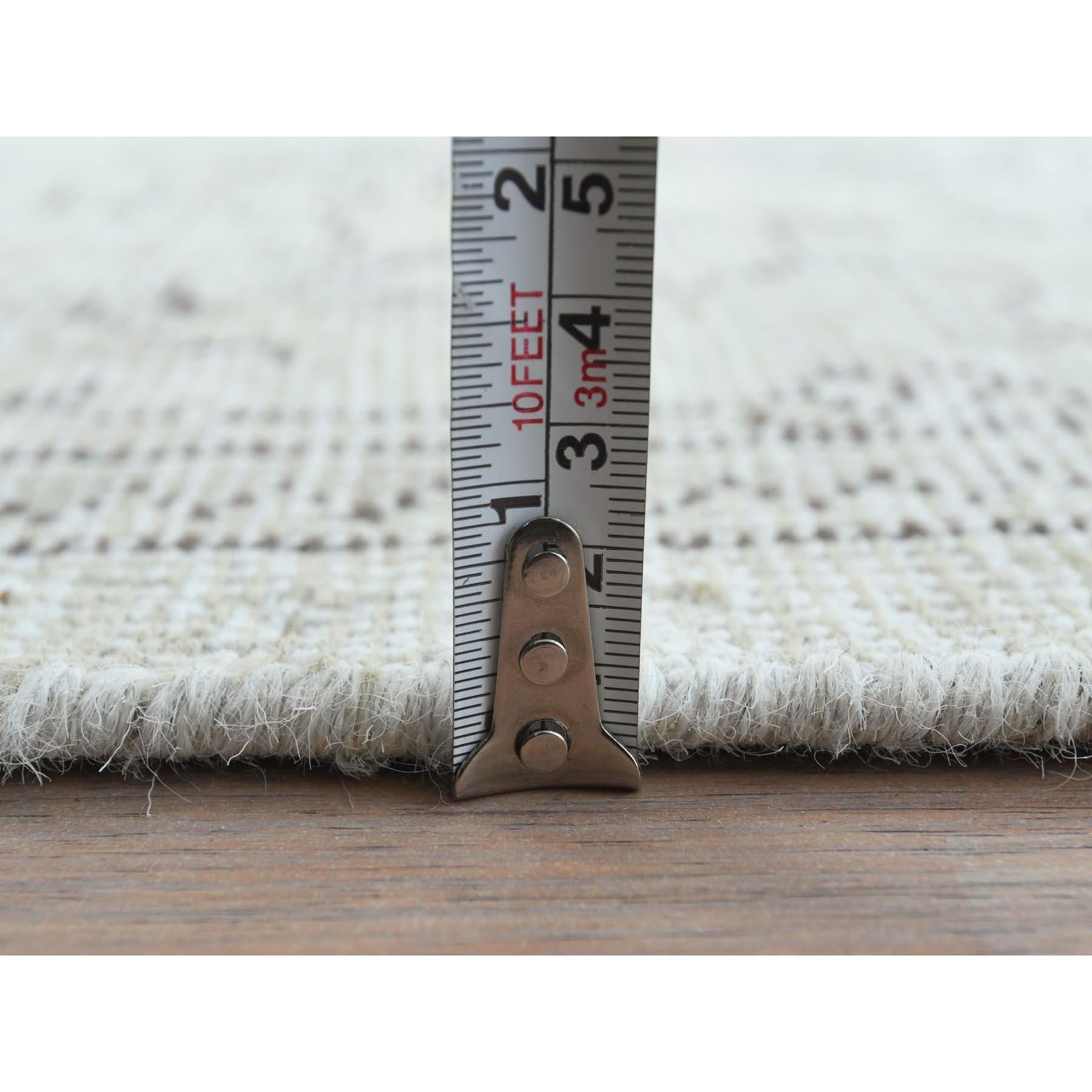 Elfenbein Vintage Persischer Täbris Cropped dünner handgeknüpfter Teppich aus getragener Wolle im Used-Look im Angebot 5