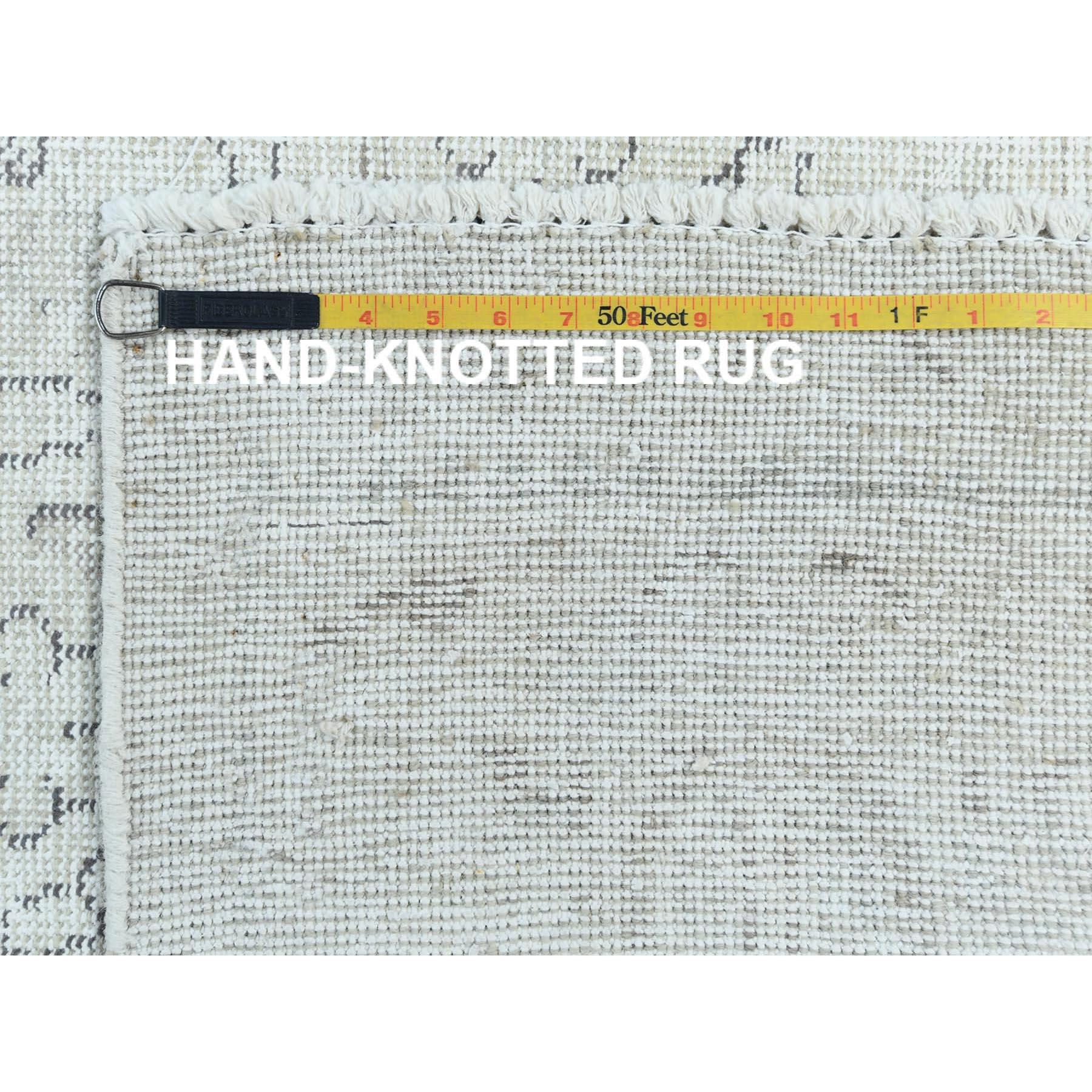 Elfenbein Vintage Persischer Täbris Cropped dünner handgeknüpfter Teppich aus getragener Wolle im Used-Look im Angebot 6