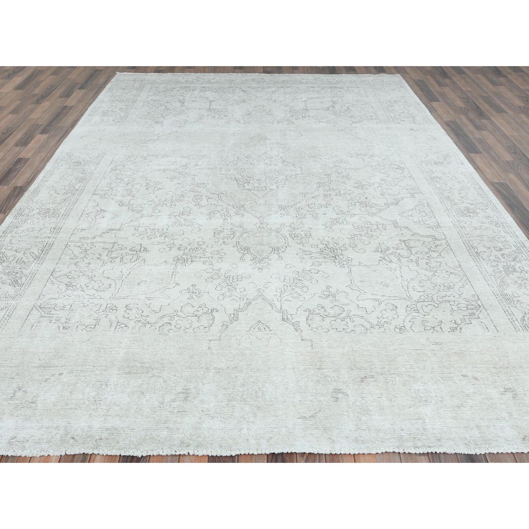 Elfenbein Vintage Persischer Täbris Cropped dünner handgeknüpfter Teppich aus getragener Wolle im Used-Look (Tabriz) im Angebot