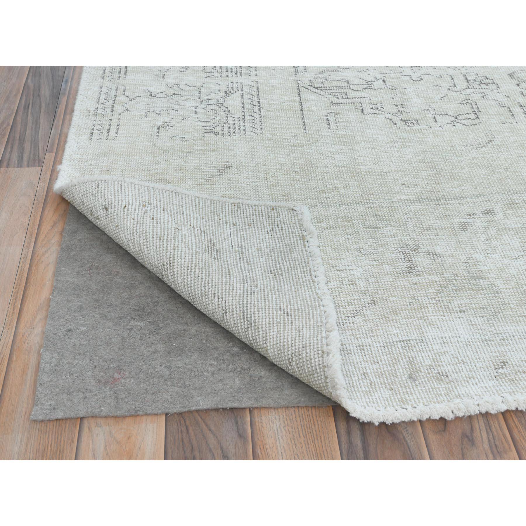 Handgeknüpfter persischer Vintage-Teppich aus dünner handgeknüpfter Distressed-Woll in Elfenbein mit persischem Täbris im Zustand „Gut“ im Angebot in Carlstadt, NJ