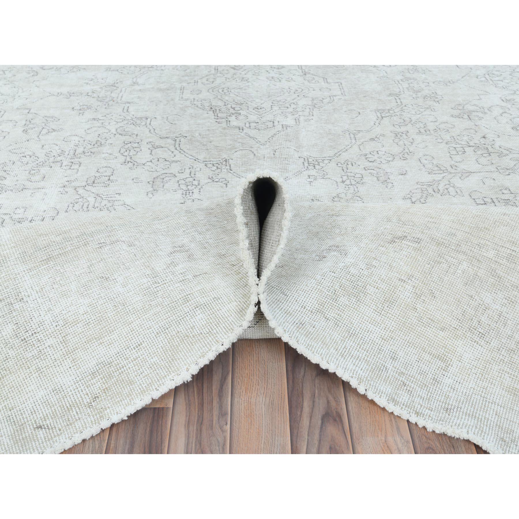 Handgeknüpfter persischer Vintage-Teppich aus dünner handgeknüpfter Distressed-Woll in Elfenbein mit persischem Täbris (Mitte des 20. Jahrhunderts) im Angebot