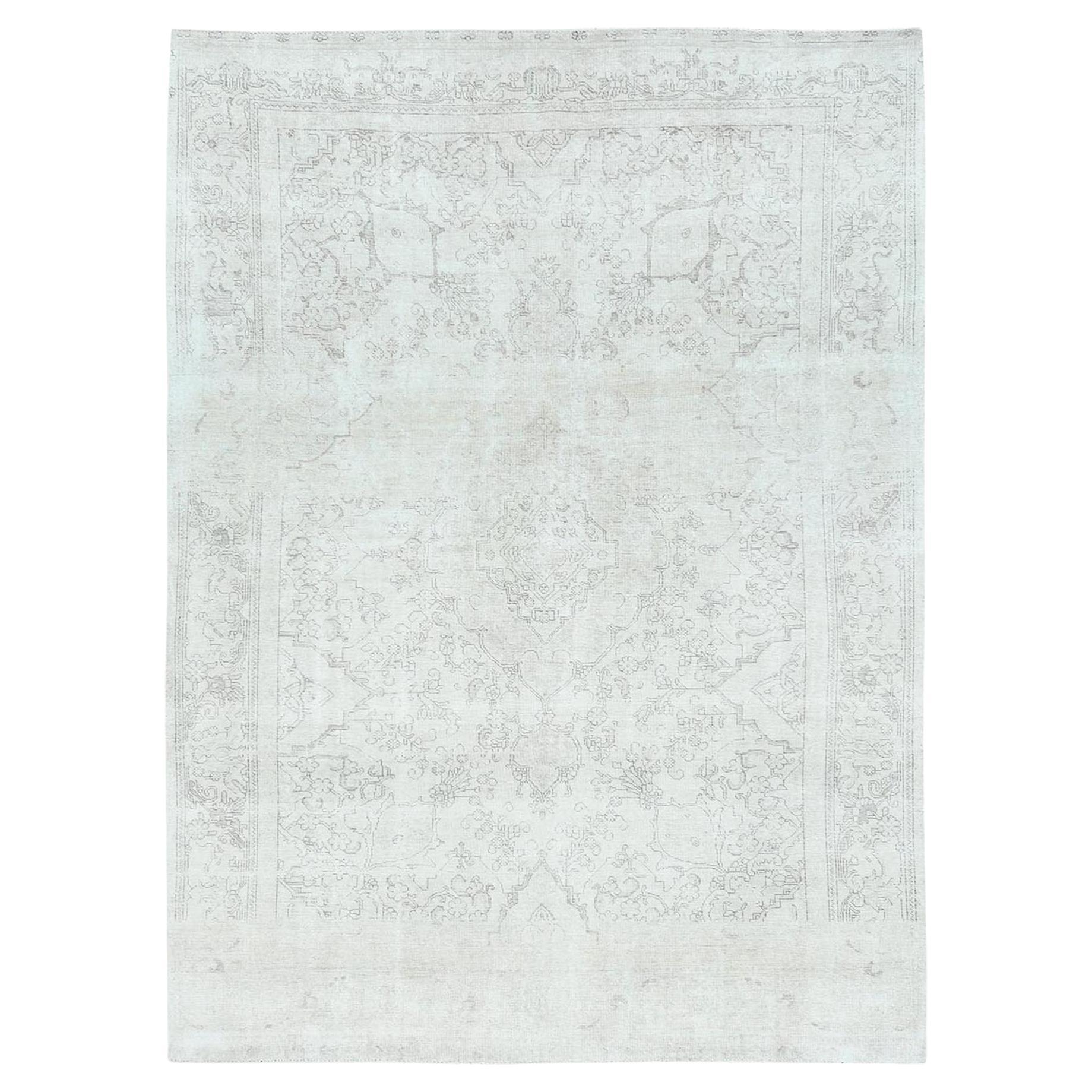 Handgeknüpfter persischer Vintage-Teppich aus dünner handgeknüpfter Distressed-Woll in Elfenbein mit persischem Täbris im Angebot