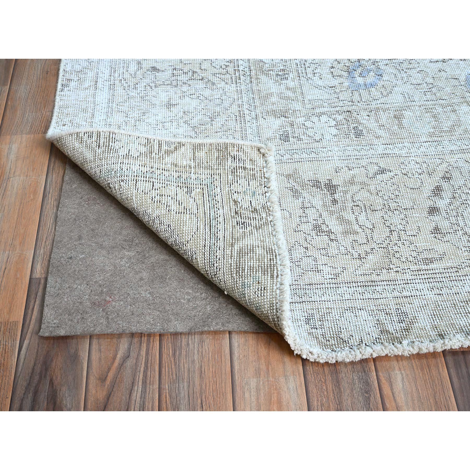 Elfenbein Vintage Persischer Täbris Handgeknüpfter Abrash Abend getragener reiner Wollteppich sauberer Teppich (Wolle) im Angebot