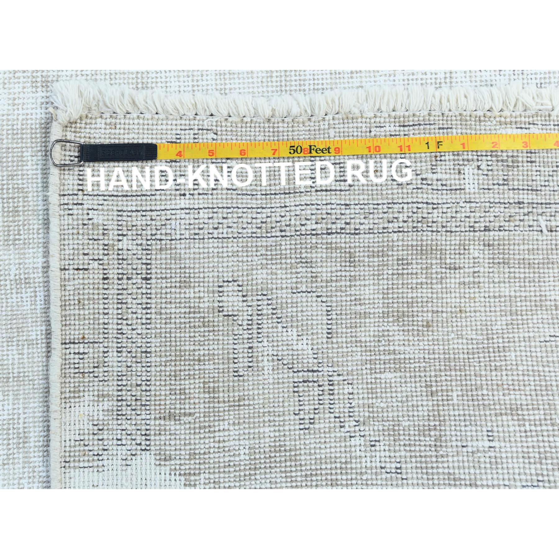 Handgeknüpfter handgeknüpfter persischer Täbris-Wollteppich im Used-Look in Elfenbein, Vintage im Angebot 5