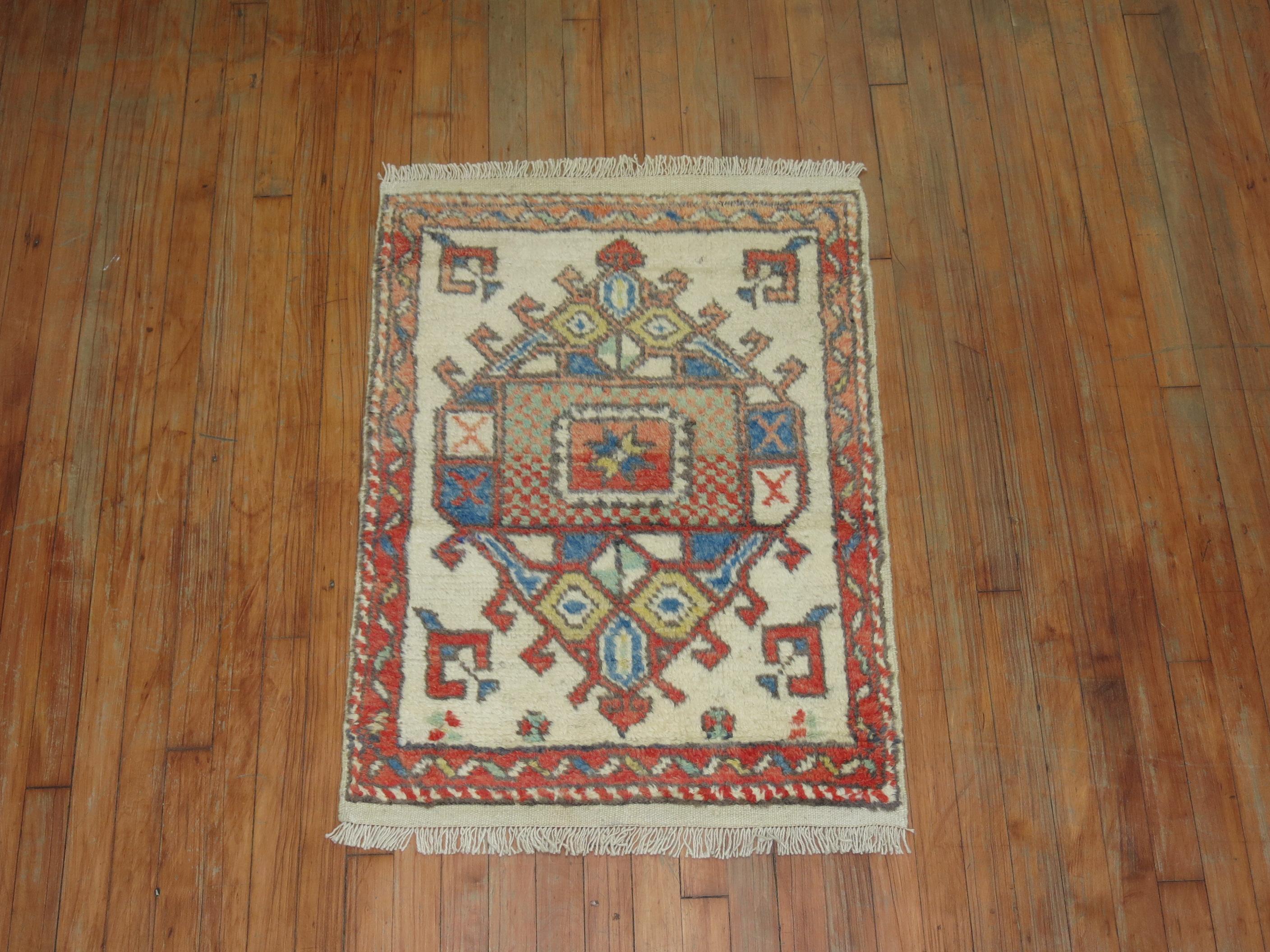 Ein einzigartiger elfenbeinfarbener türkischer Teppich aus Anatolien.
