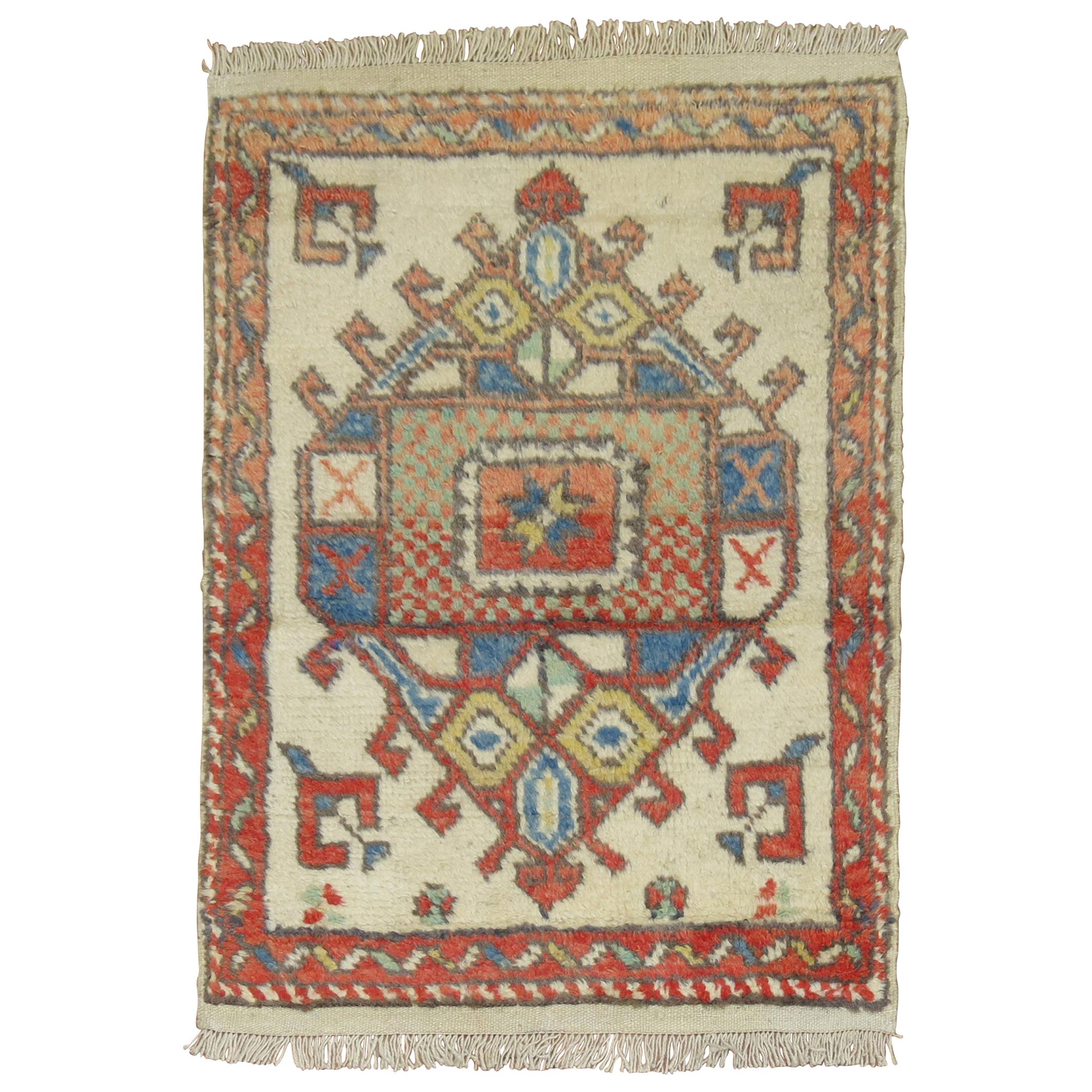 Türkischer anatolischer Vintage-Teppich in Elfenbein im Angebot