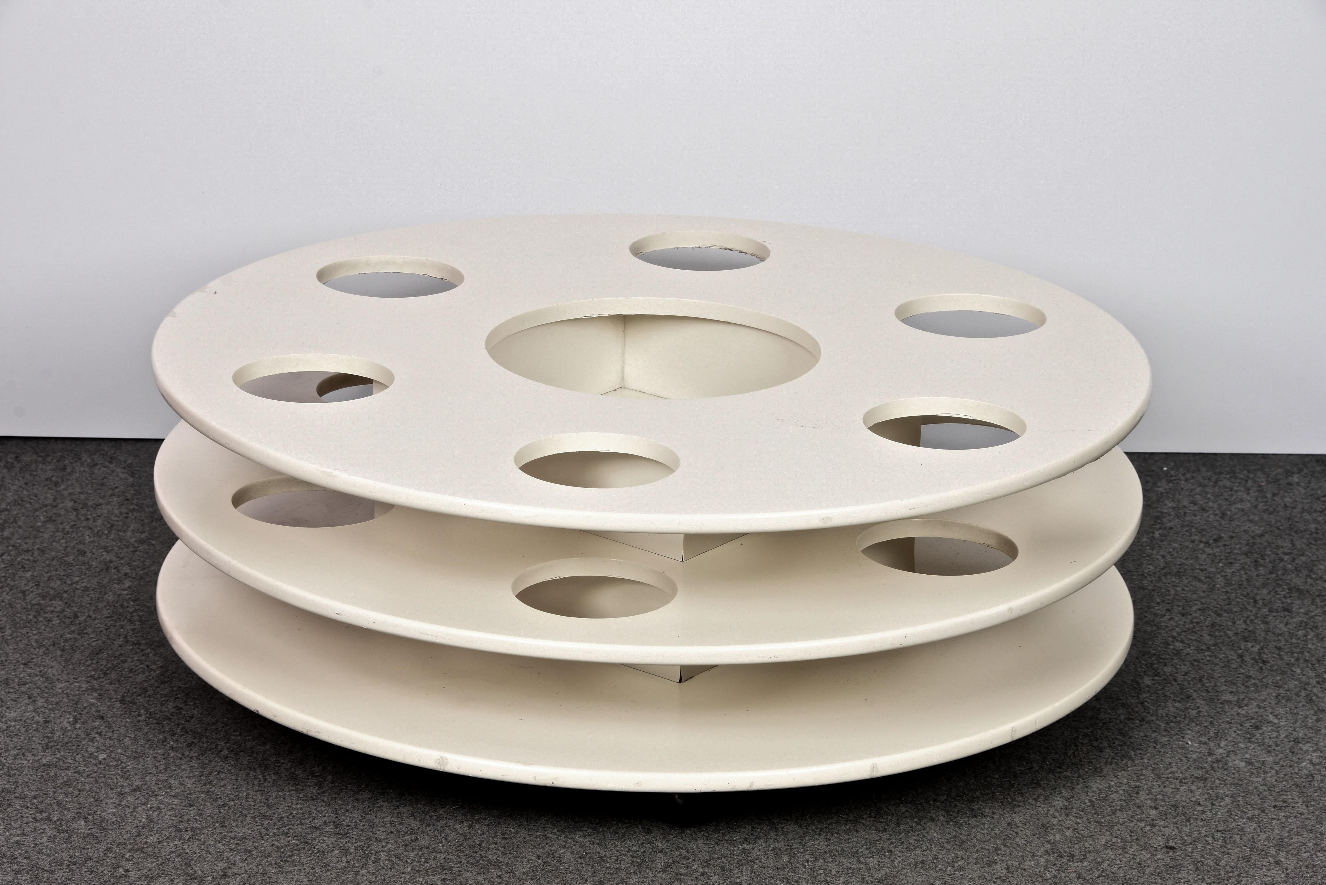 Mid-Century Modern round bottle holder table in ivory white lacquered wood. This fantastic piece was designed in Italy during the 1980s.

An elegant and iconic piece, symbol of the design of a decade, it has light signs of use (please check