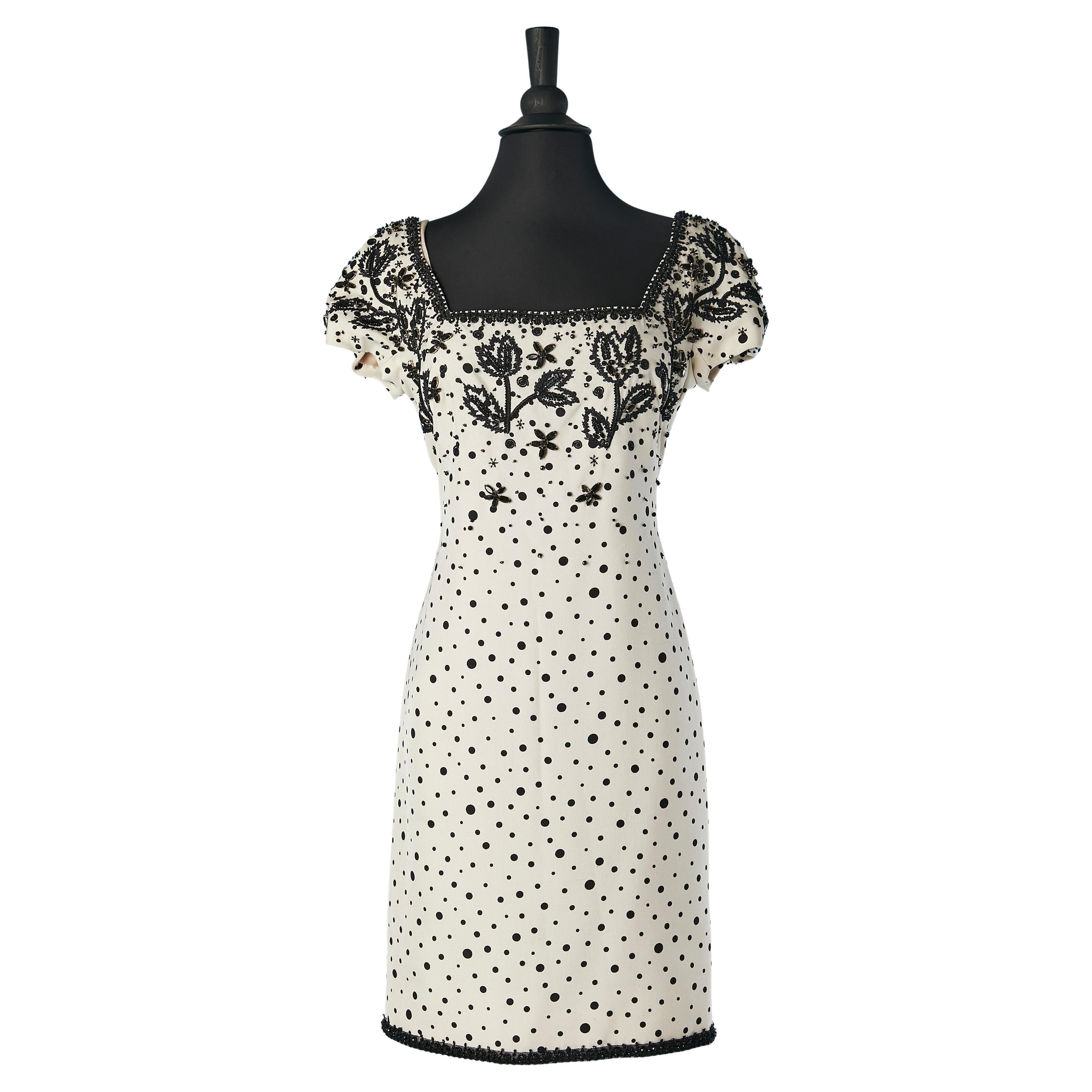 Ivory wild  silk cocktail dress with black embroideries Circa 1960's For Sale