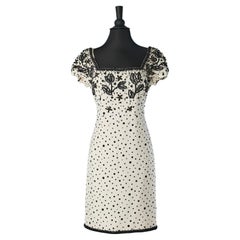Ivoire sauvage  Robe de cocktail en soie avec broderies noires des années 1960