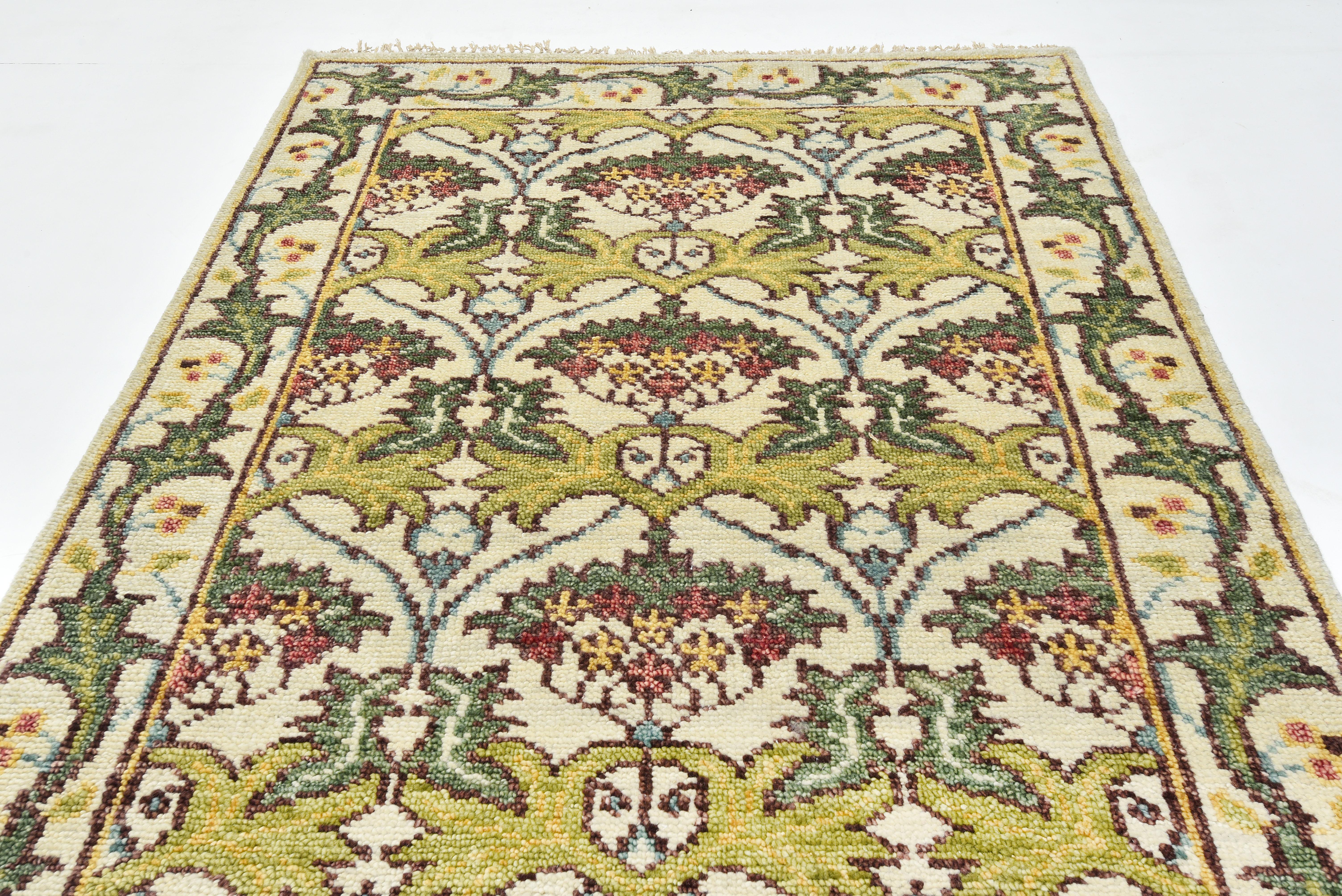 William Morris inspirierter Teppich in Elfenbein (Arts and Crafts) im Angebot