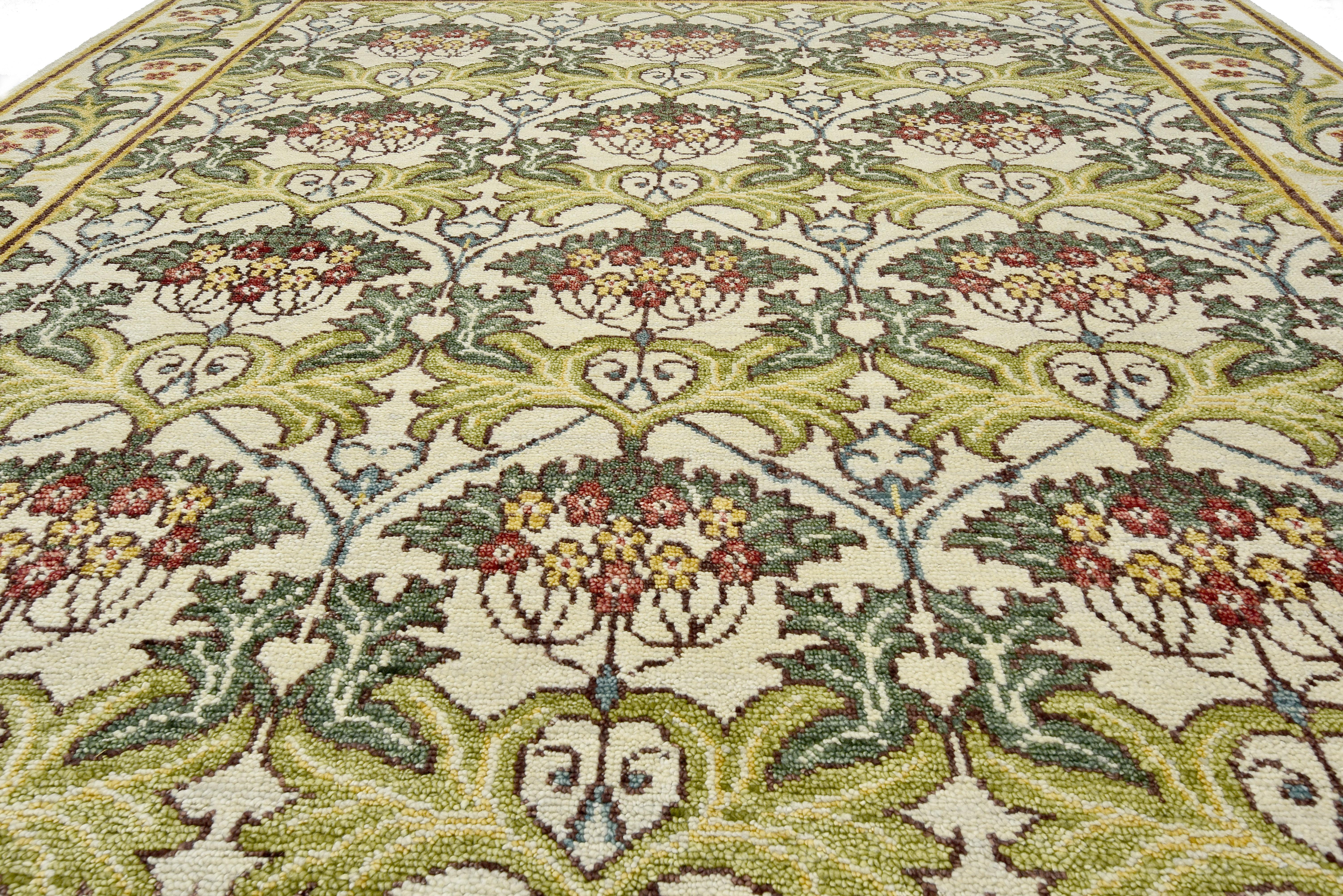 Indiano Tappeto d'area d'ispirazione William Morris in avorio in vendita
