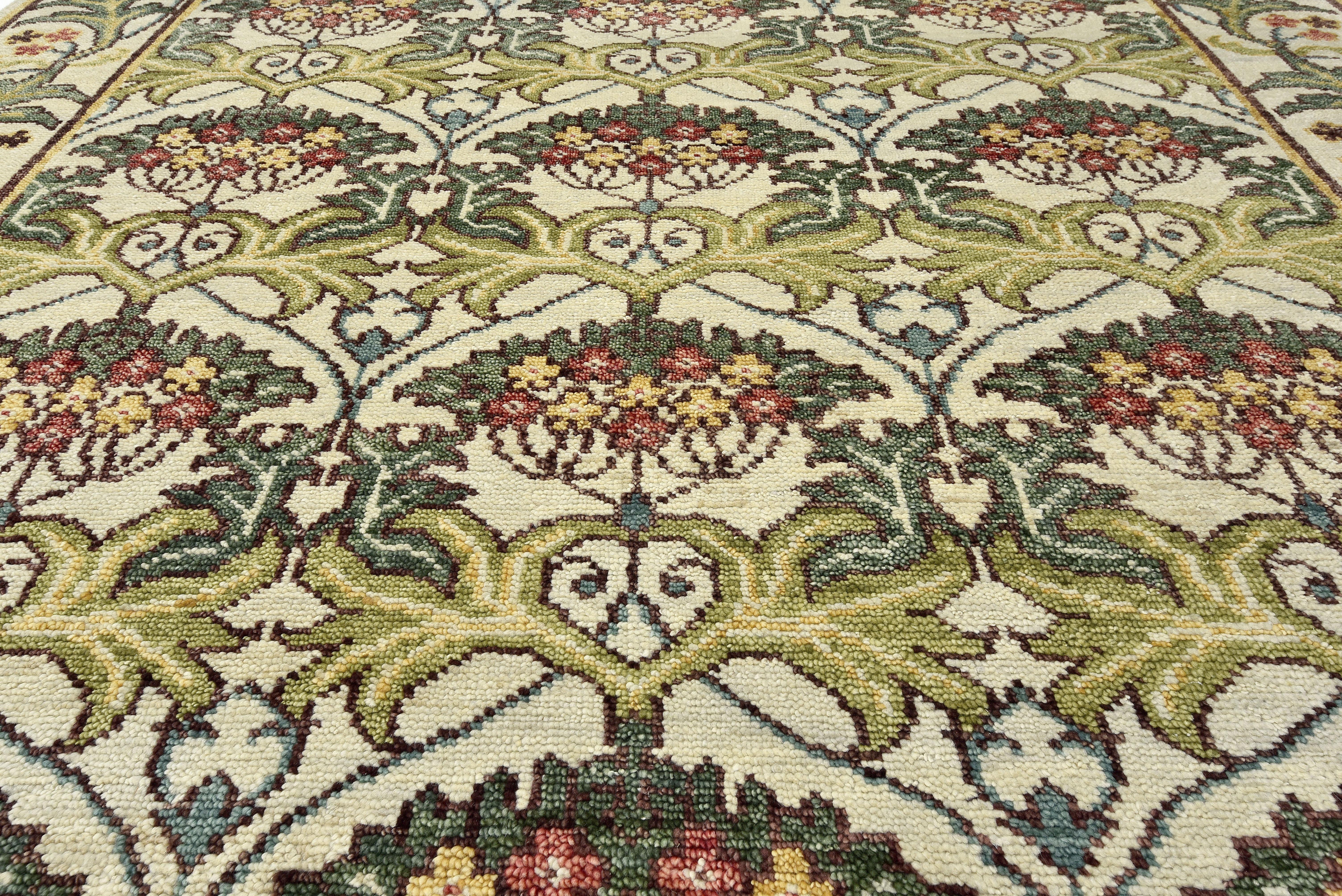 Indiano Tappeto d'area d'ispirazione William Morris in avorio in vendita