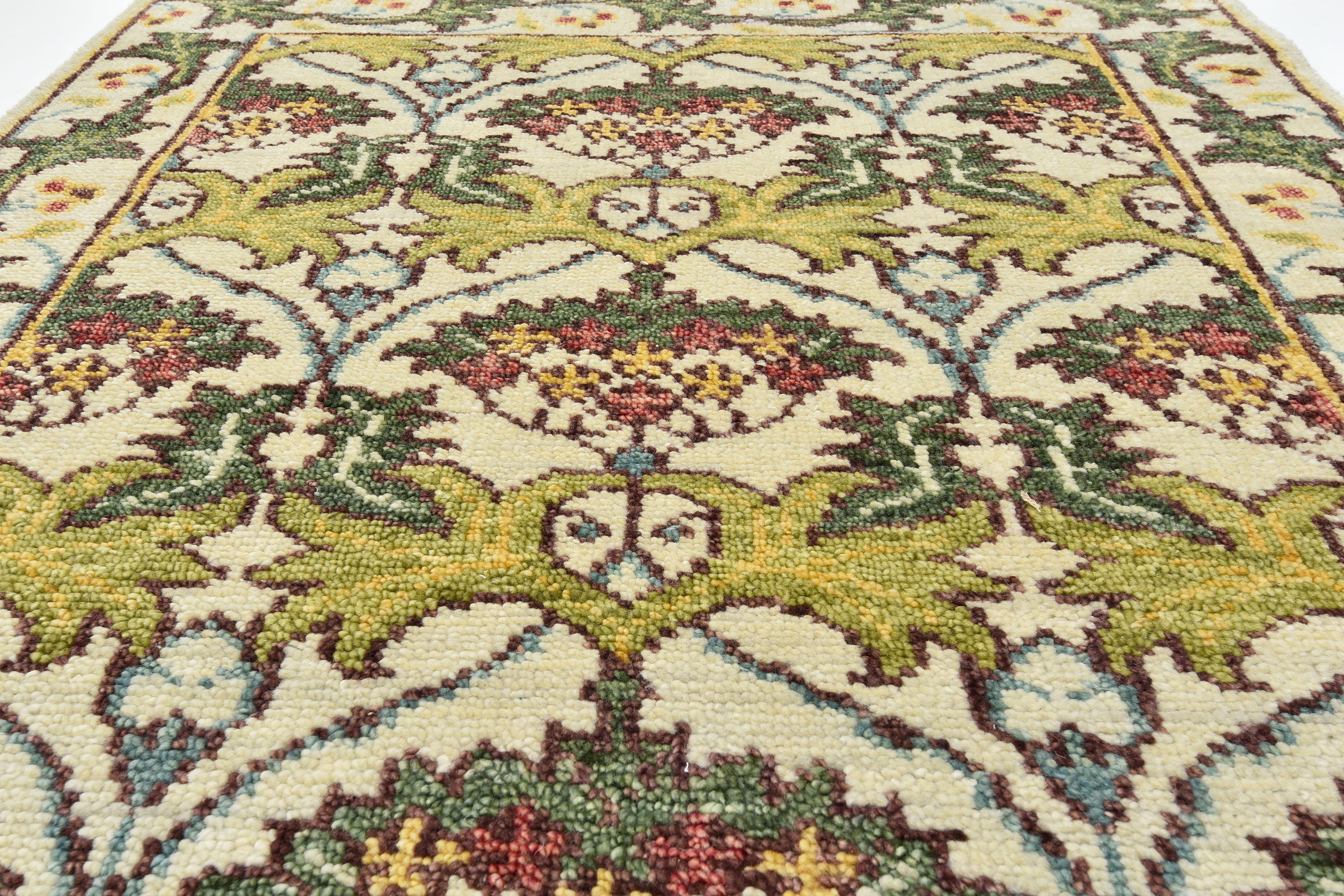 William Morris inspirierter Teppich in Elfenbein (Indisch) im Angebot