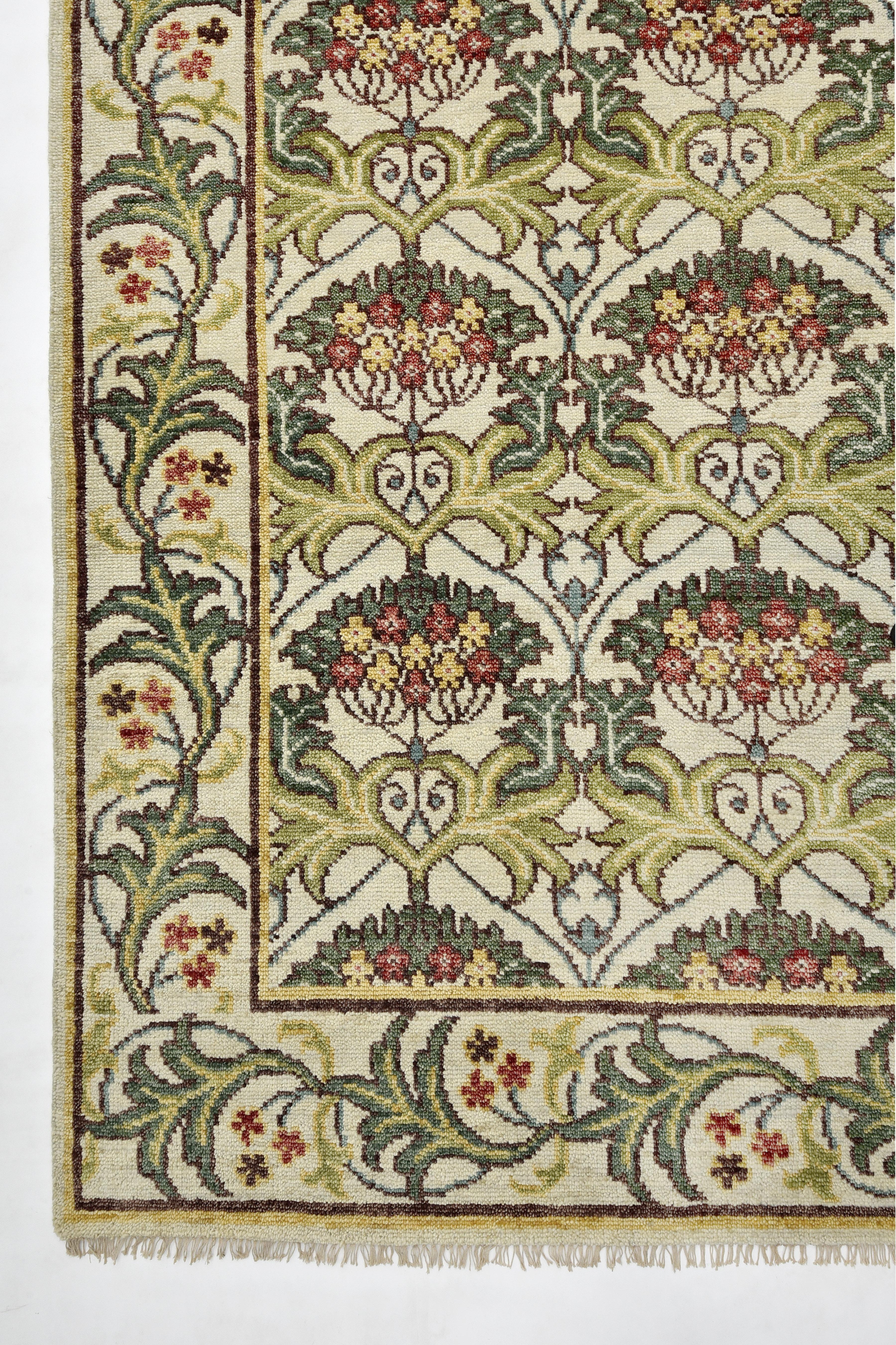 Annodato a mano Tappeto d'area d'ispirazione William Morris in avorio in vendita