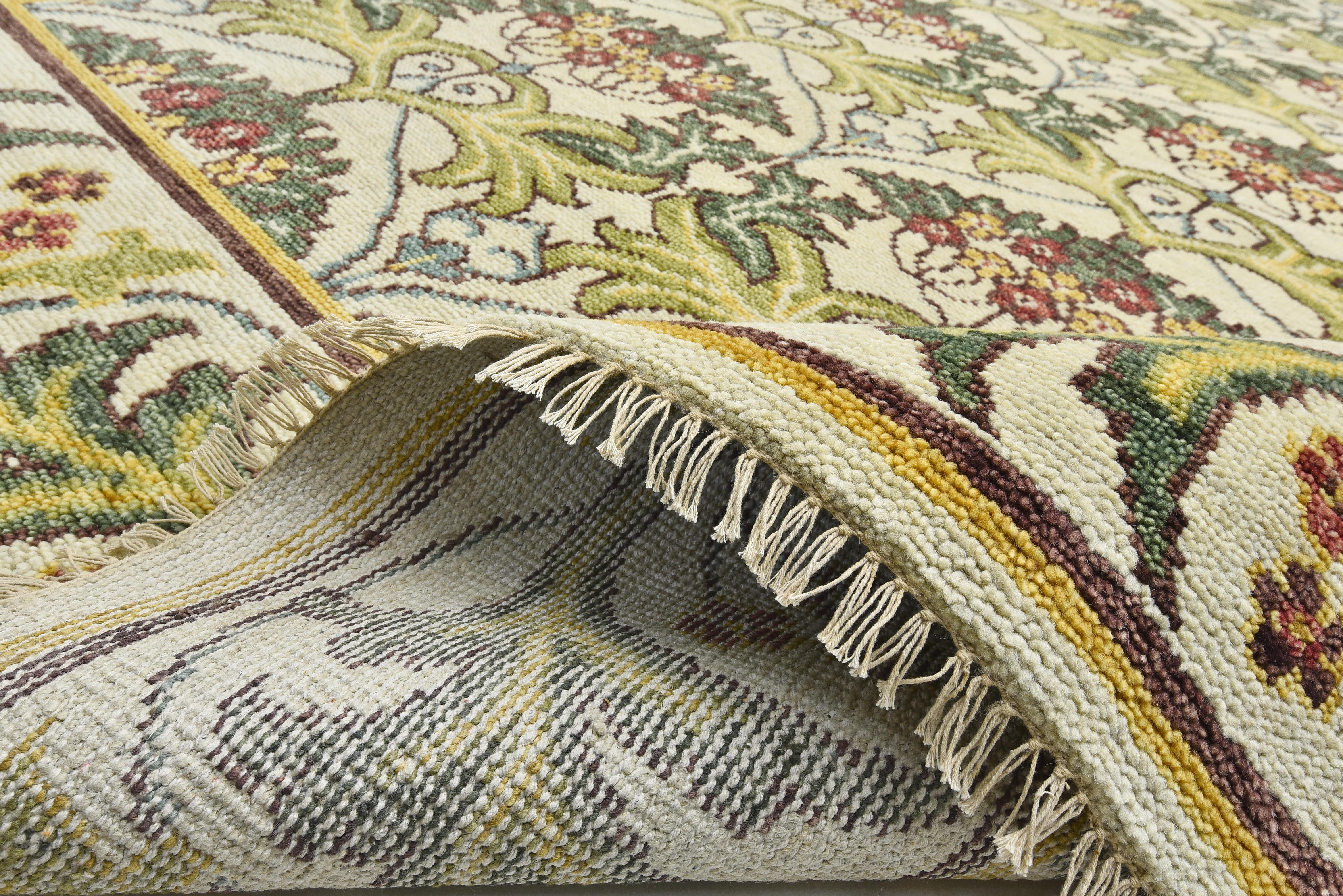 William Morris inspirierter Teppich in Elfenbein im Zustand „Neu“ im Angebot in Laguna Hills, CA