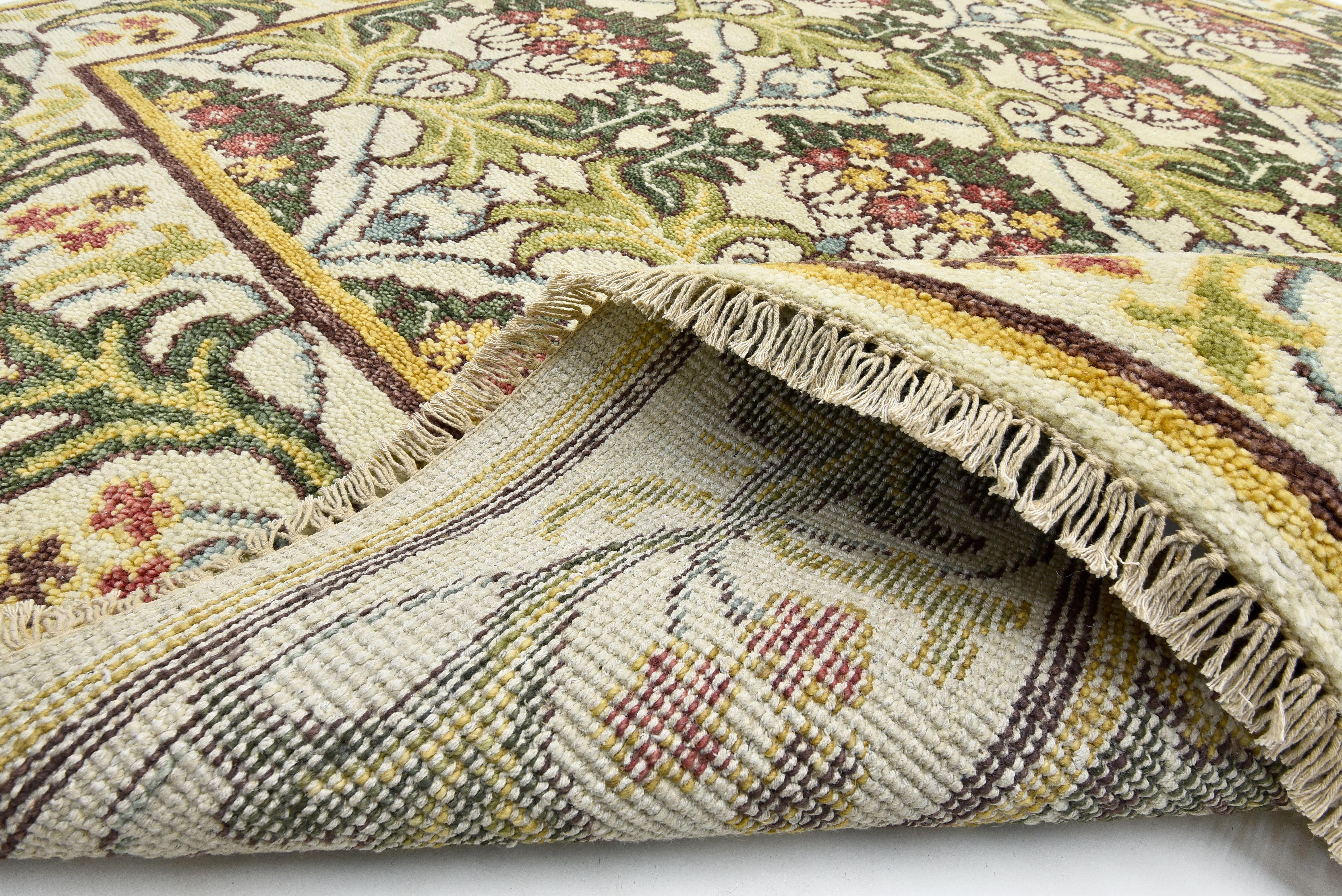 William Morris inspirierter Teppich in Elfenbein im Zustand „Neu“ im Angebot in Laguna Hills, CA