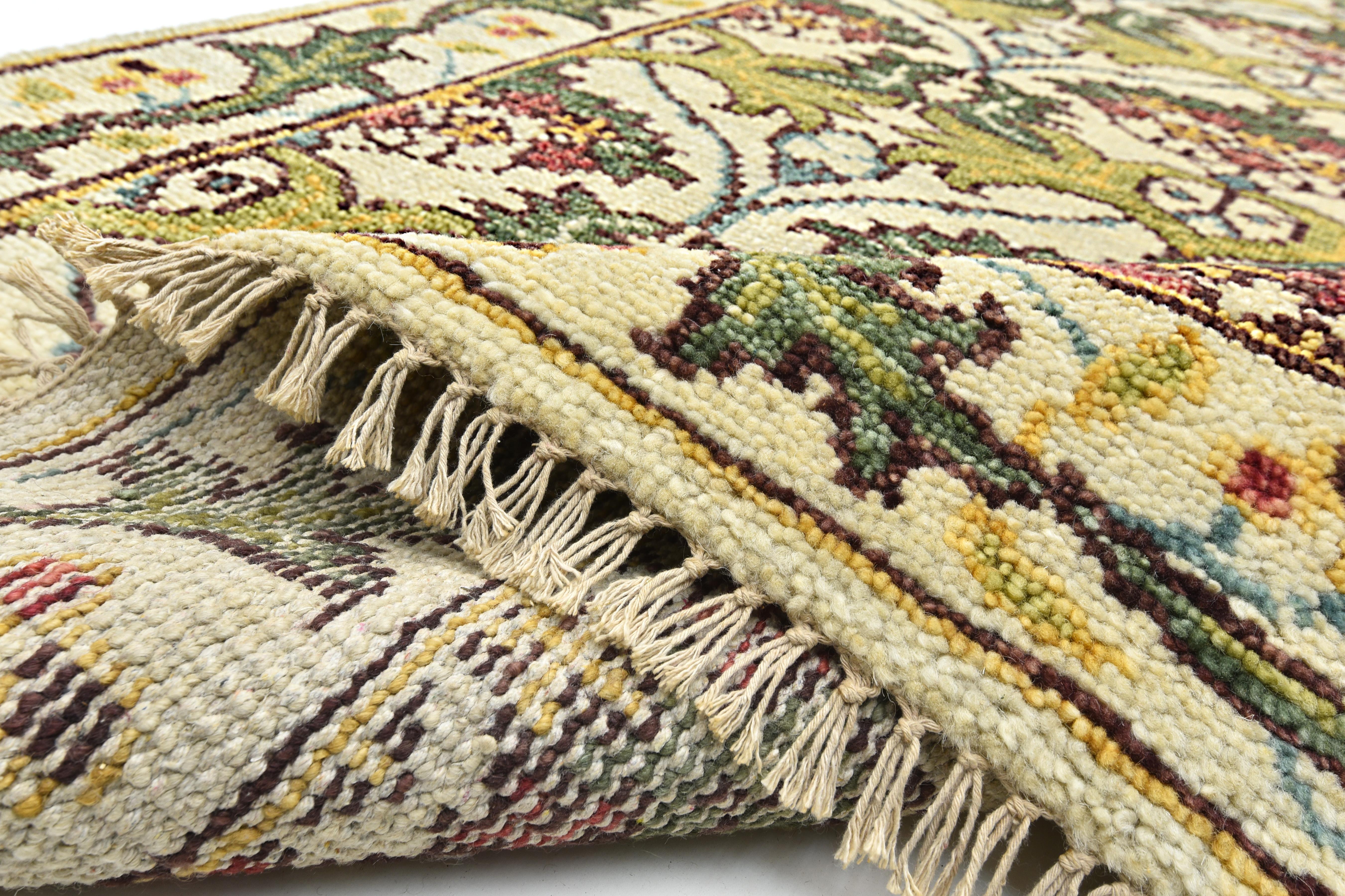 William Morris inspirierter Teppich in Elfenbein im Zustand „Neu“ im Angebot in Laguna Hills, CA