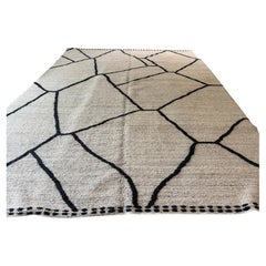 Tapis d'inspiration marocaine, couleur ivoire et bleu-noir