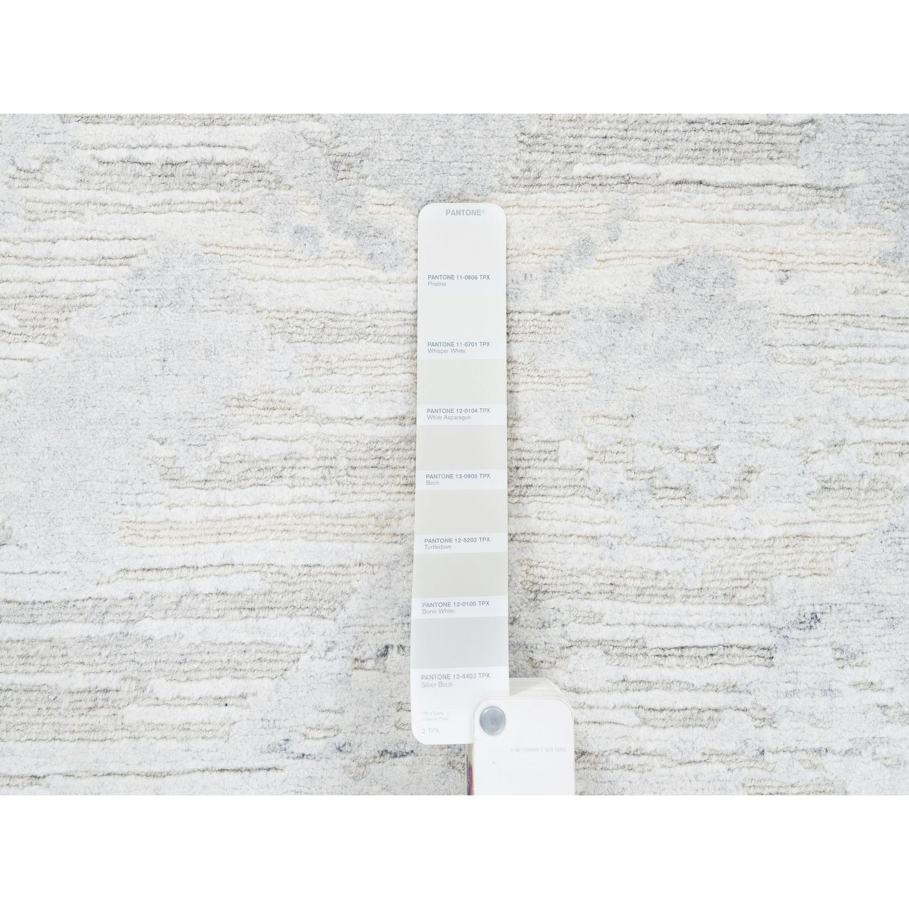 Elfenbein mit Grau handgeknüpftes modernes Design ungefärbte reine Wolle quadratischer Teppich 10' x 10' im Angebot 1