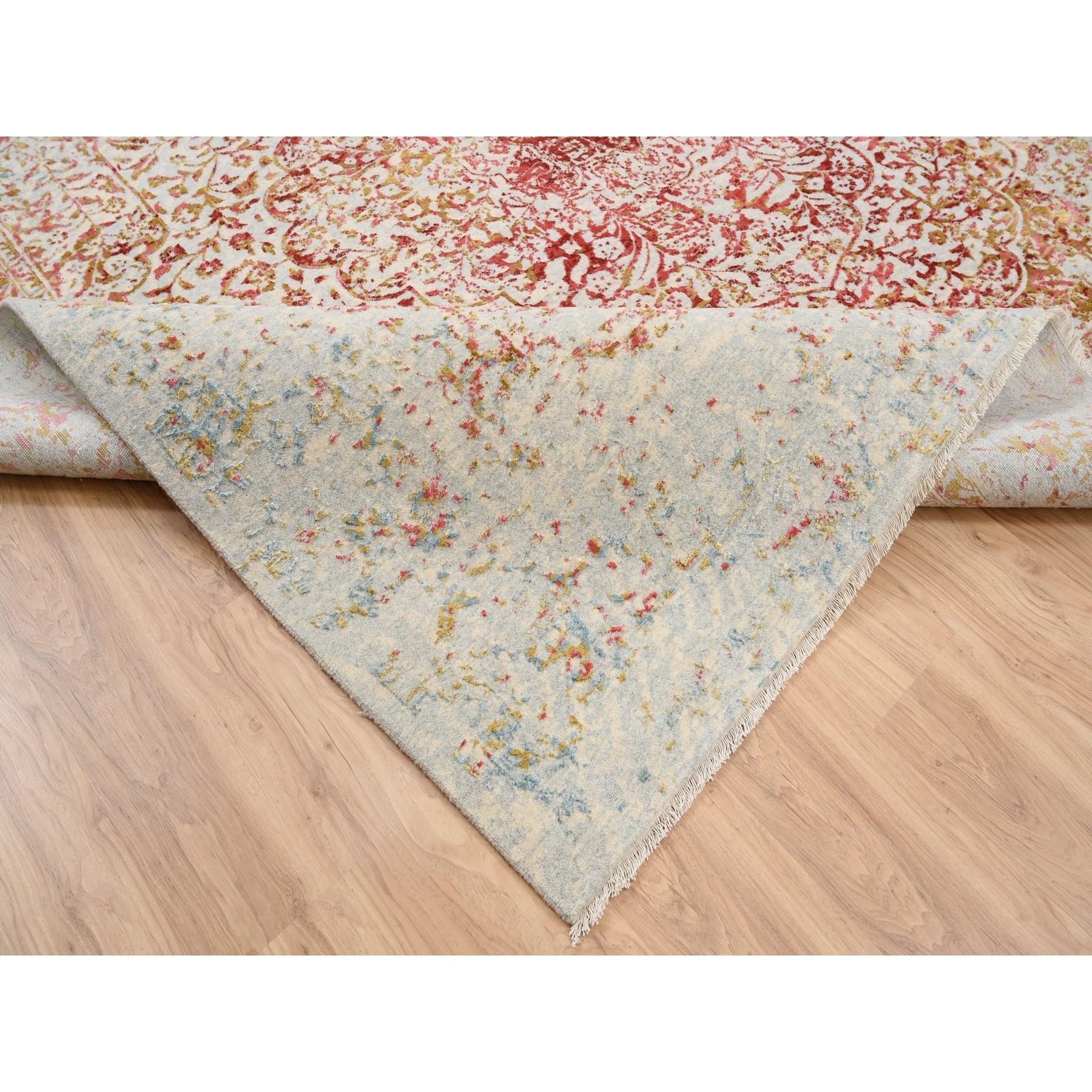 Handgeknüpfter quadratischer Orientteppich aus elfenbeinfarbener Wolle und reiner Seide in persischem Design 10'x10' (21. Jahrhundert und zeitgenössisch) im Angebot