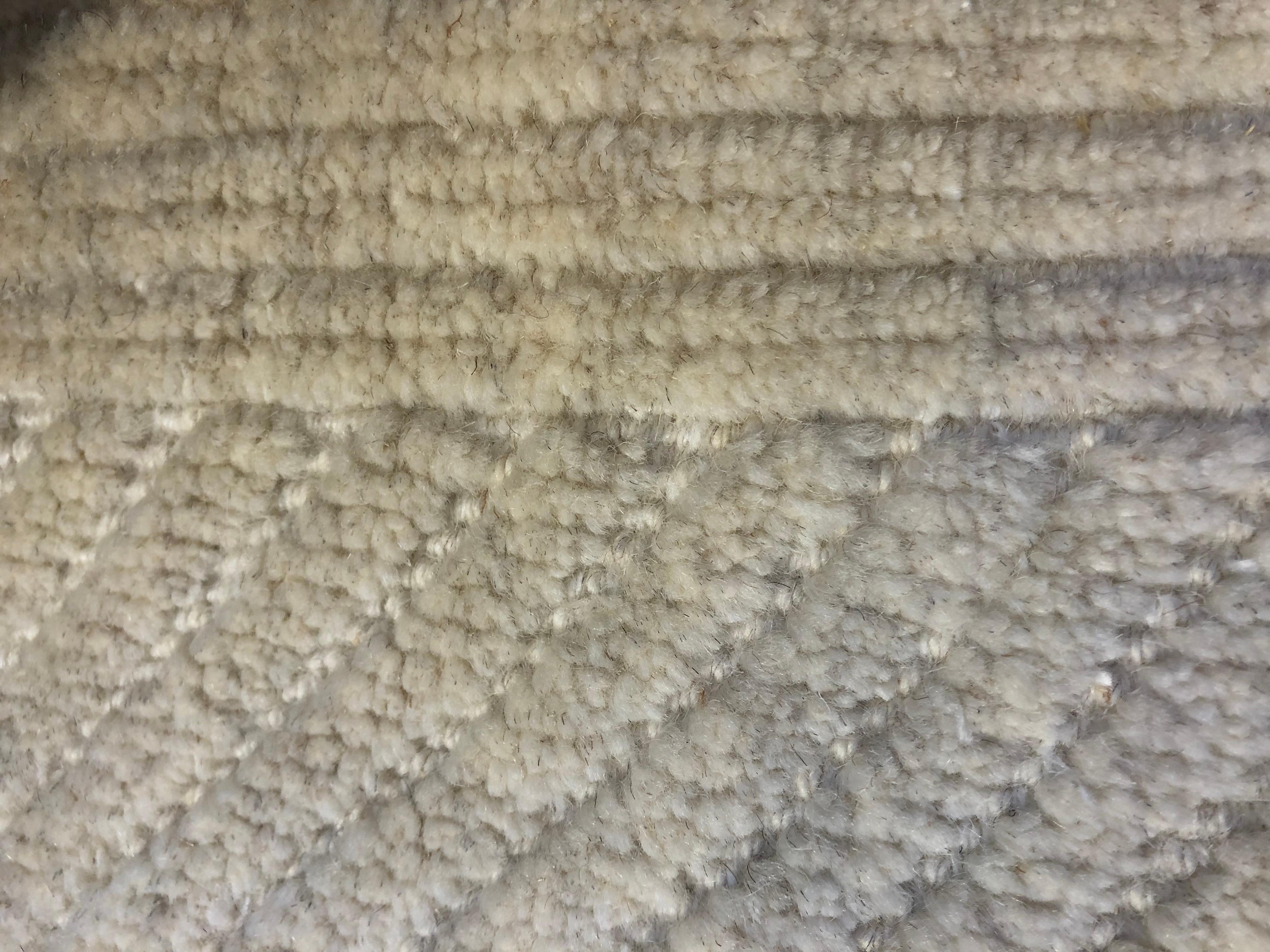 Ivory Wool Area Rug In New Condition For Sale In Los Angeles, CA