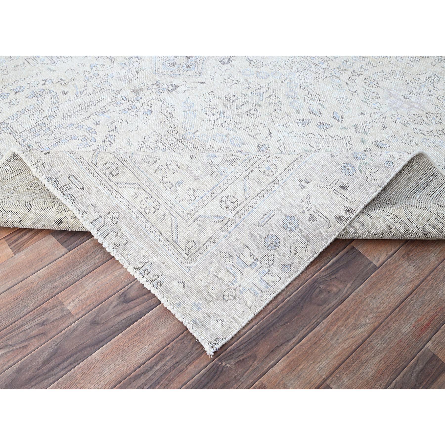 Metà XX secolo Tappeto avorio in lana annodato a mano vintage persiano White Wash Tabriz pulito e consumato in vendita