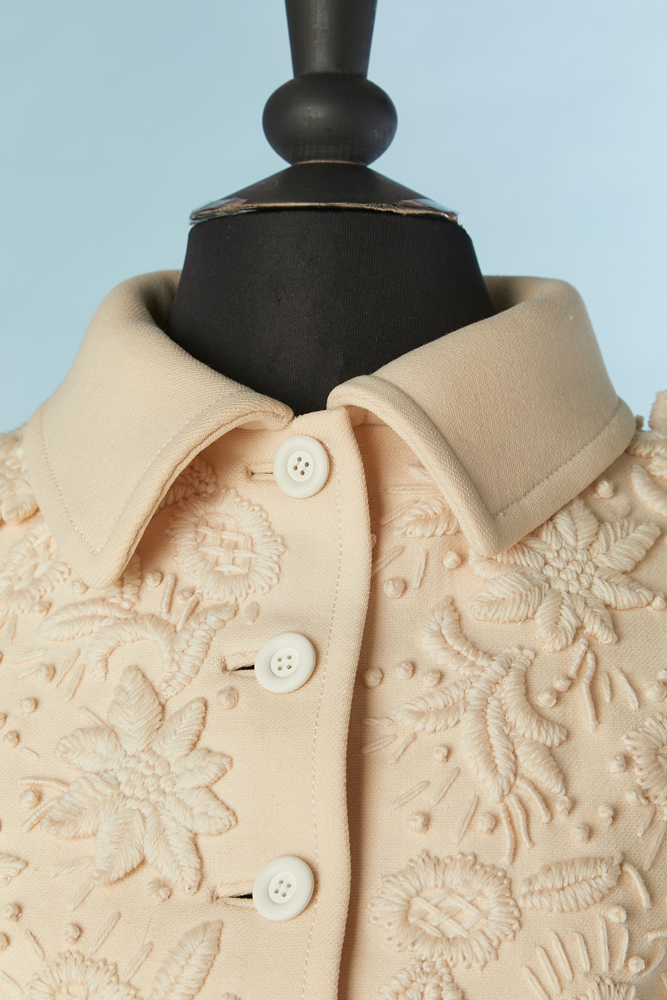 Ivory wool single breasted jacket with wool threads flowers embroideries. Silk lining. 
SIZE M 
