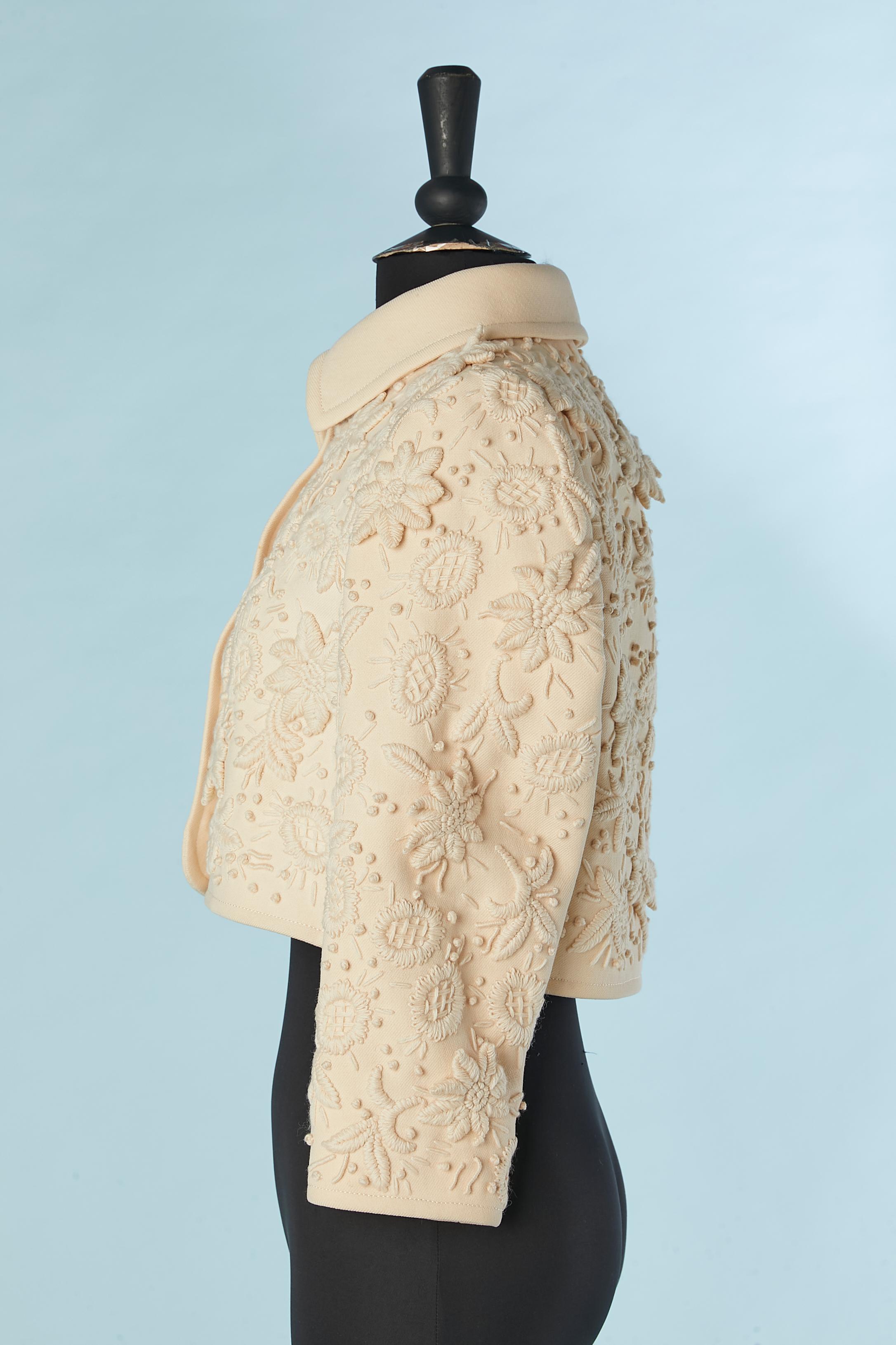 Veste à simple boutonnage en laine ivoire avec broderies de fleurs en laine TROTTMANN  1