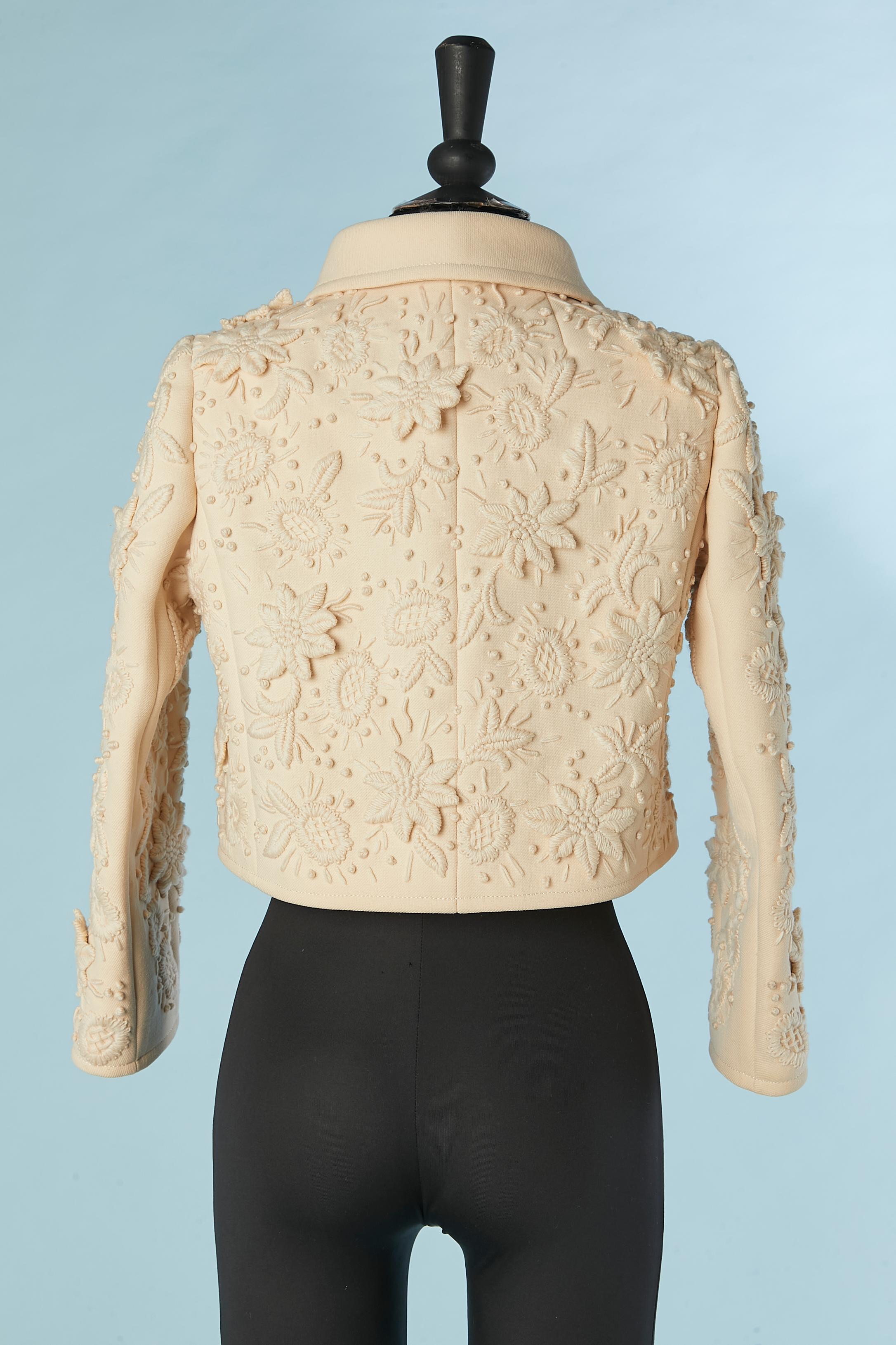 Veste à simple boutonnage en laine ivoire avec broderies de fleurs en laine TROTTMANN  2
