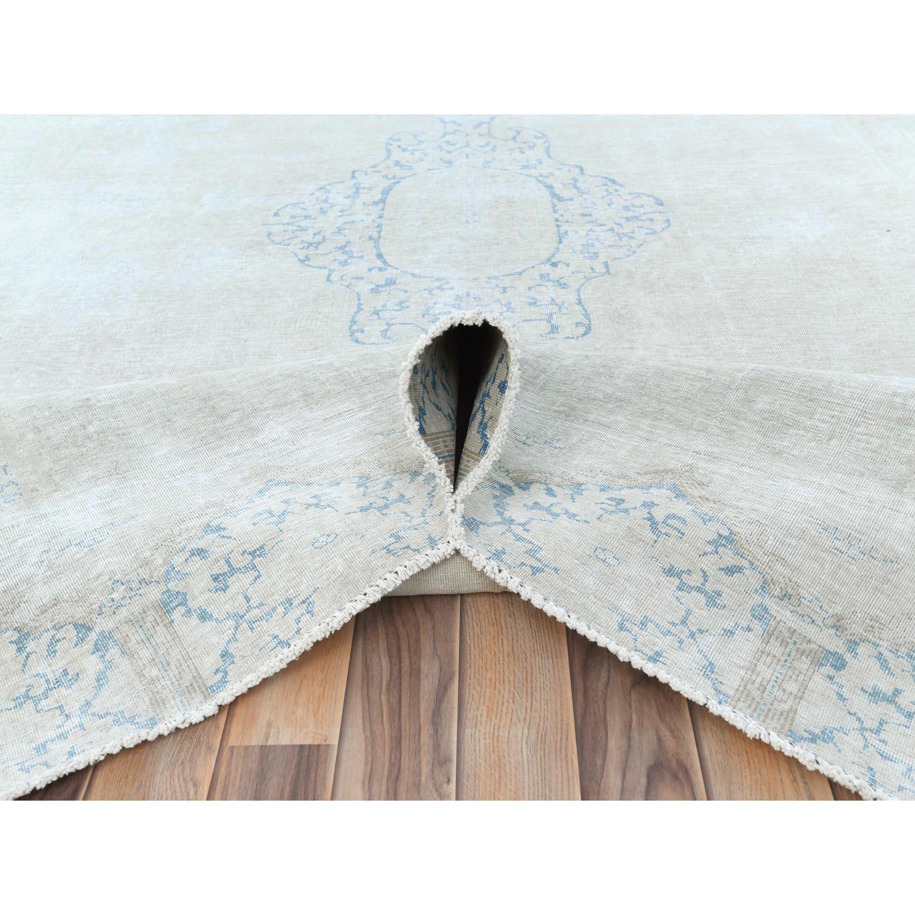 Thin Handgeknüpfter handgeknüpfter alter persischer Kerman-Teppich aus Wolle in Elfenbein in Elfenbein (Mitte des 20. Jahrhunderts) im Angebot