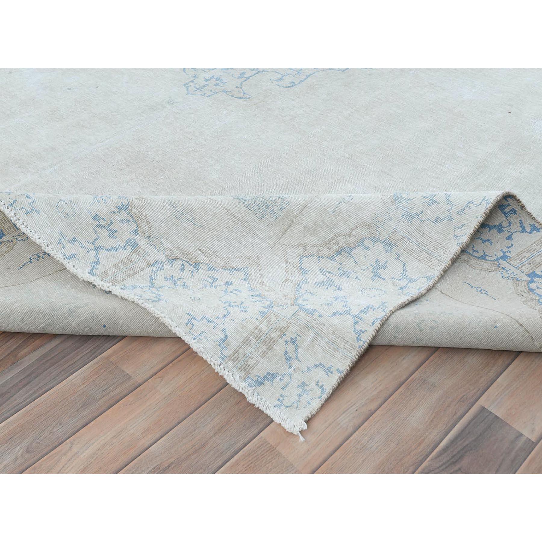 Milieu du XXe siècle Tapis Kerman persan ancien court en laine ivoire usée, noué à la main, à l'aspect vieilli et usé en vente