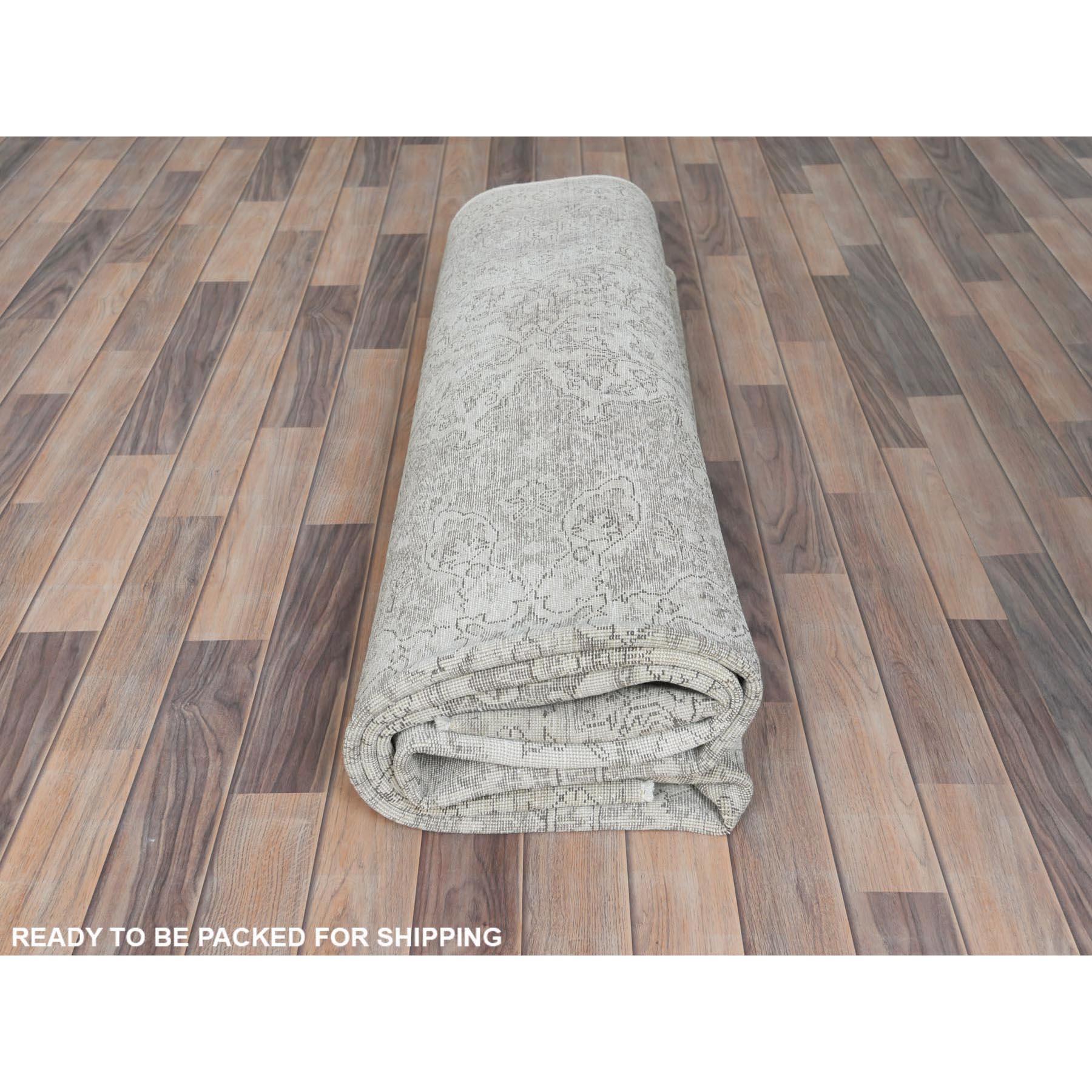 Handgeknüpfter, dünner Vintage-Teppich aus persischem Täbris in Elfenbein aus Wolle im Used-Look, in Elfenbein im Angebot 4