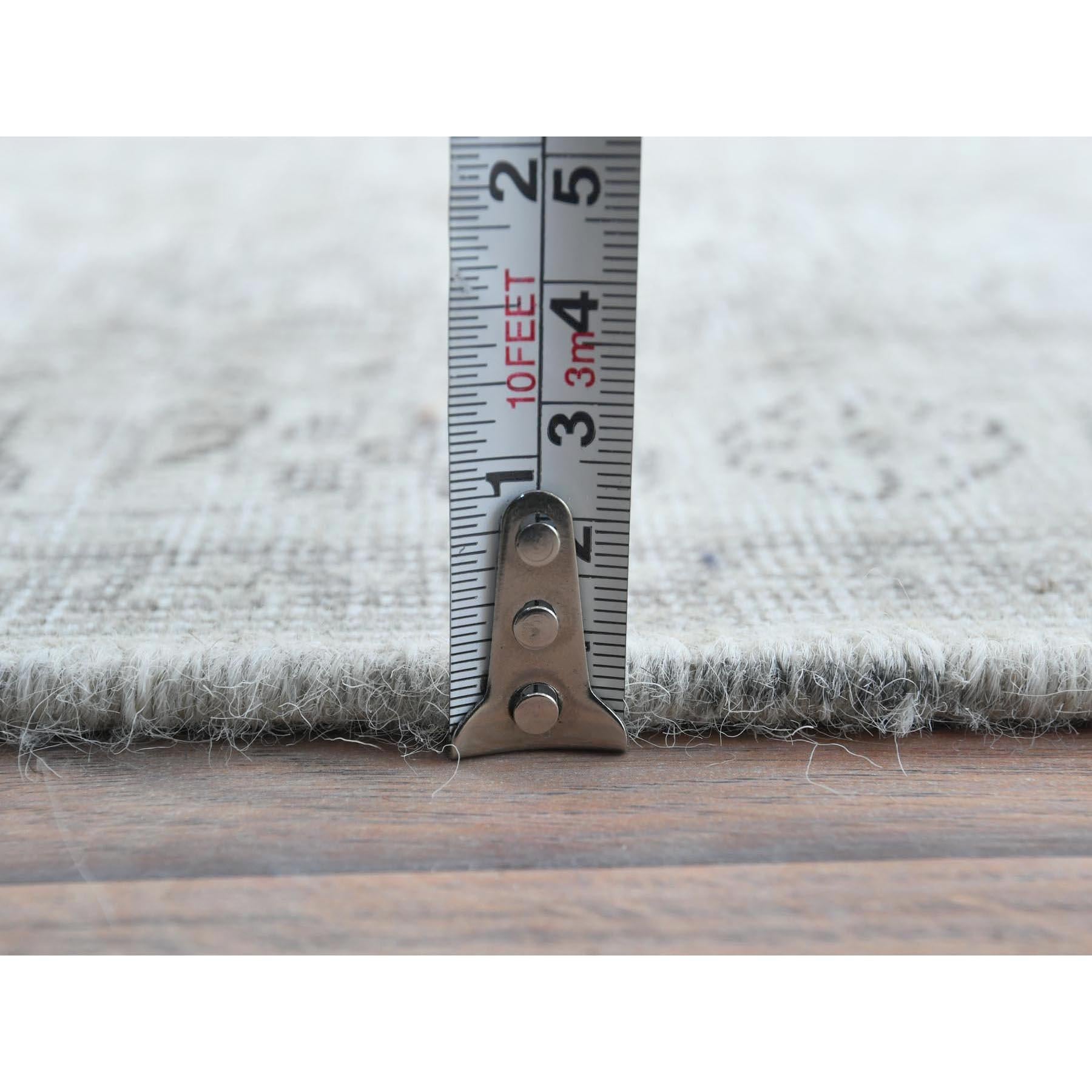 Handgeknüpfter, dünner Vintage-Teppich aus persischem Täbris in Elfenbein aus Wolle im Used-Look, in Elfenbein im Angebot 5