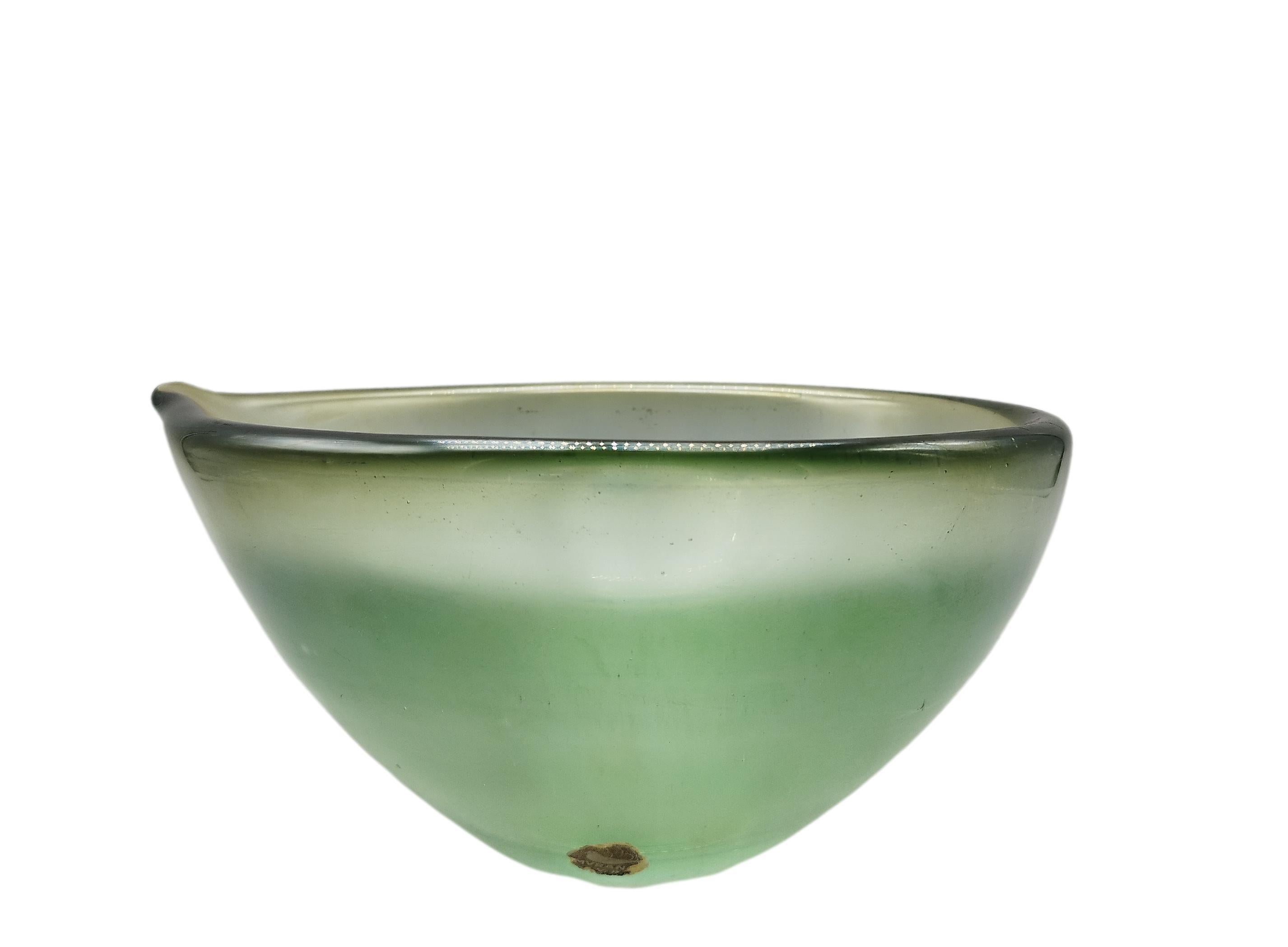 Mid-Century moderno IVR Mazzega Murano Centrotavola in vetro verde iridescente e acido, Italia 1950s in vendita
