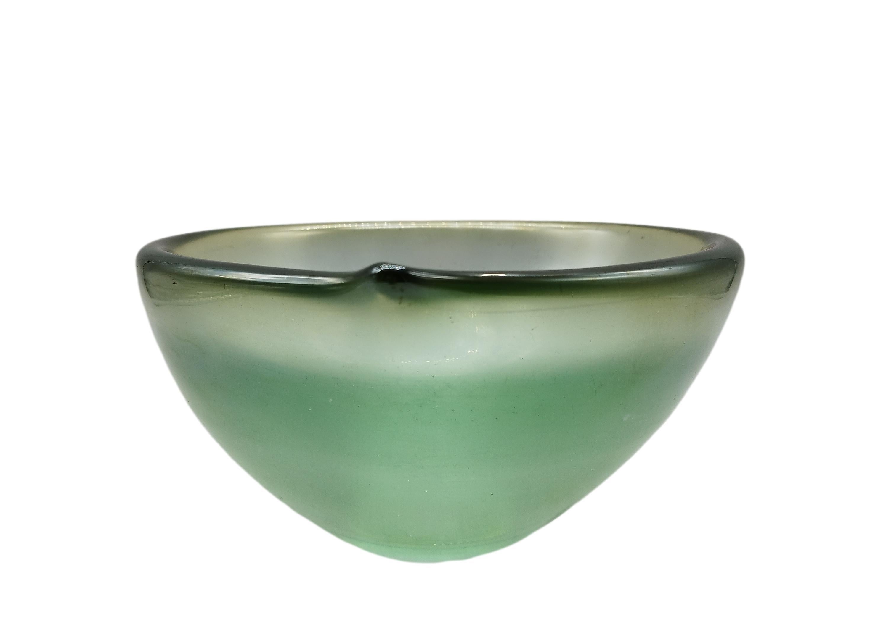 Italiano IVR Mazzega Murano Centrotavola in vetro verde iridescente e acido, Italia 1950s in vendita