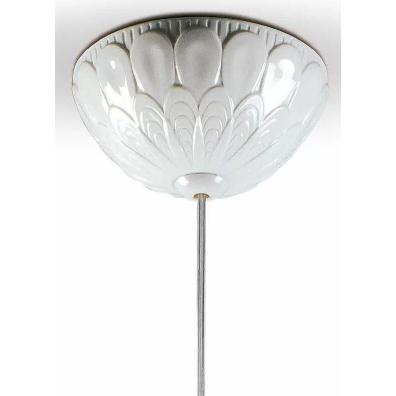 Lampada da soffitto a sospensione a una luce con design a lampadario metallico fatto a mano in tonalità marrone.

Lampada a sospensione ispirata ai motivi vegetali, interpretati attraverso linee arrotondate, organiche e geometriche. Nel design della