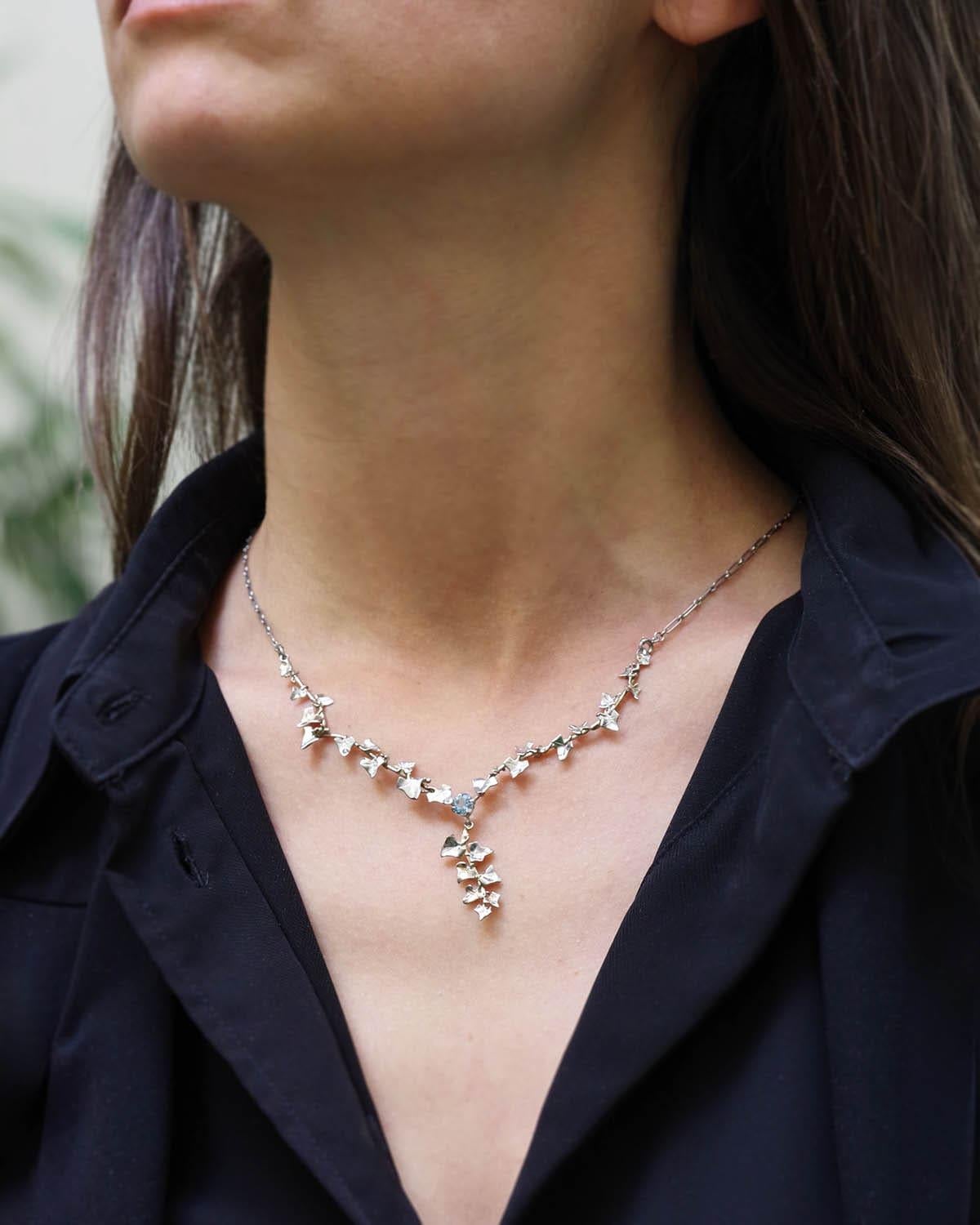 Round Cut Ivy Art Nouveau 0.45 ct aquamarine necklace in 18k gold and platinum For Sale