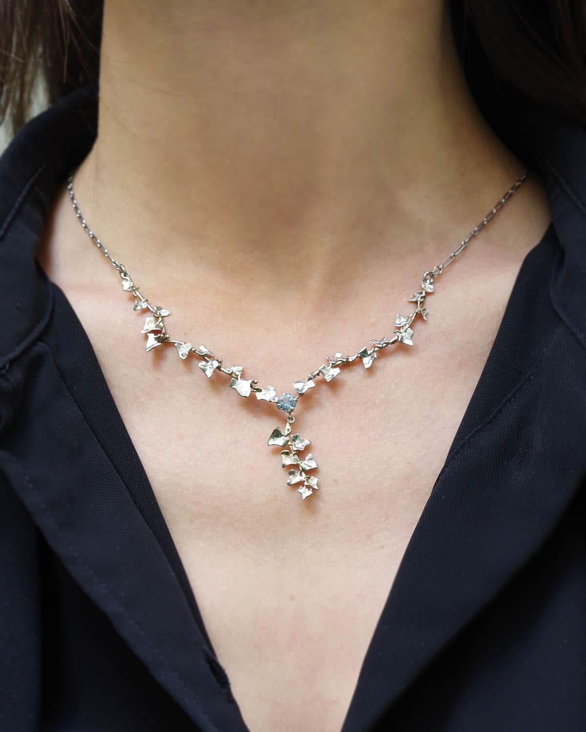 Women's Ivy Art Nouveau 0.45 ct aquamarine necklace in 18k gold and platinum For Sale