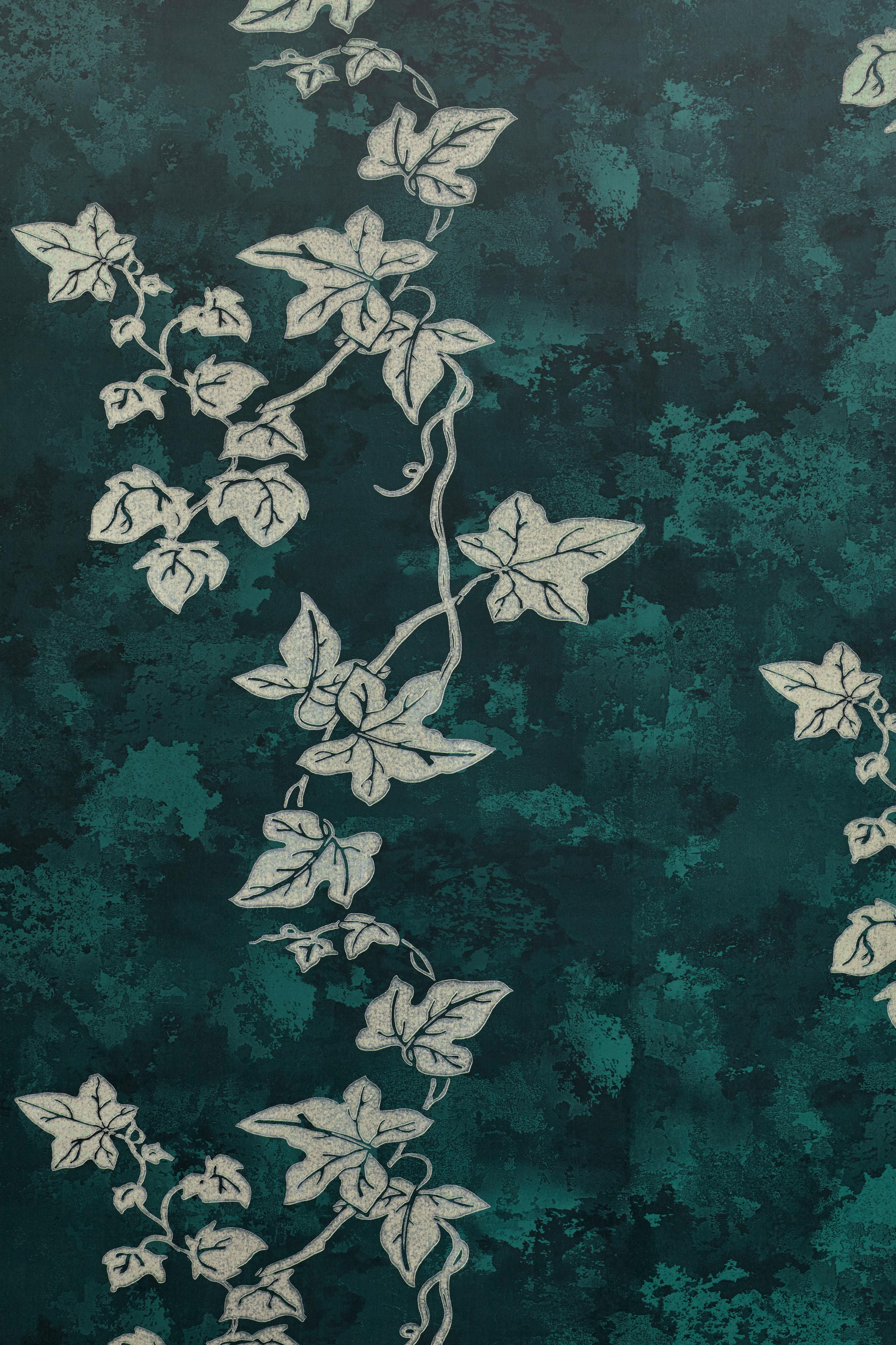 'Ivy' Contemporary, Traditional Wallpaper in Deep Green In New Condition For Sale In Pewsey, Wiltshire