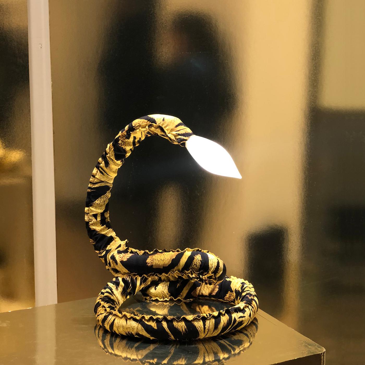 Cette lampe exclusive, avec son design accrocheur et sa silhouette entièrement articulée, est parfaite pour ajouter une touche d'élégance à tout intérieur moderne. Idéale sur un buffet de luxe ou à côté d'un fauteuil raffiné, elle se distingue par