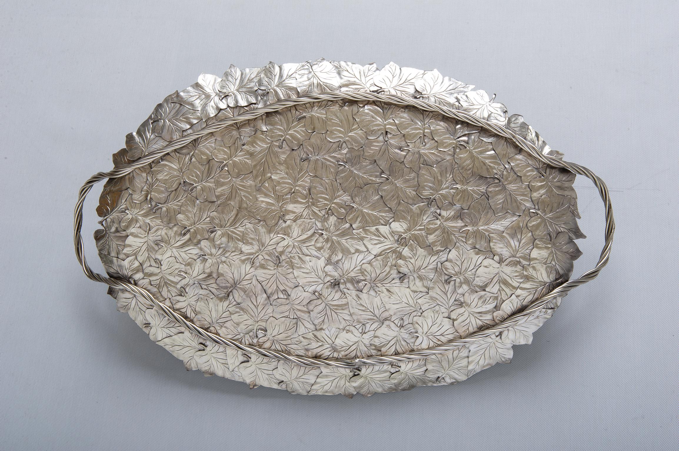 Single piece this tray with ivy leaves in silver-plated brass, joined one by one with soldering, then all placed in a silver bath. The photos do not convey the idea .. Unique piece.
Sizes: cm. 60/ 68 with handles.
(reference number O/2068).