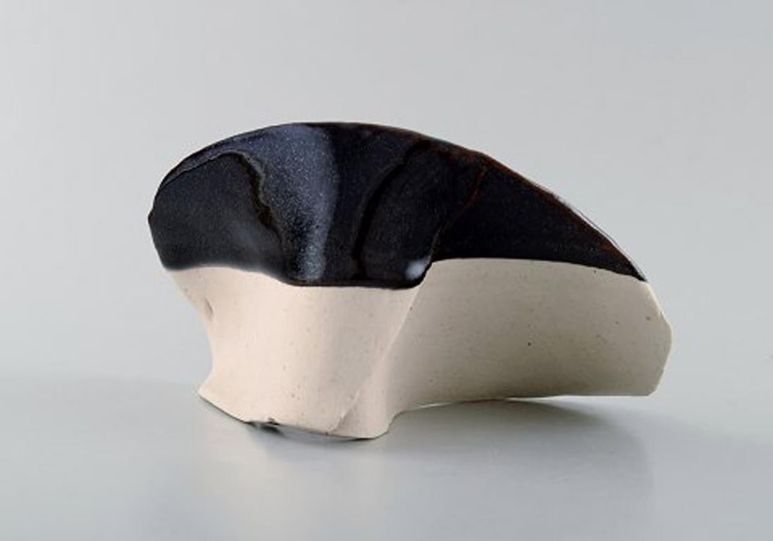 Ivy Lysdal, b. 1937. Danish ceramist and painter.
Abstract unique sculpture. 1970's.
In very good condition.
Measures: 20 x 13 cm
Signed: ILS (Ivy Lysdal Savitsky)

Educated at the arts and craft school in Copenhagen (1954-1957).
Employed at