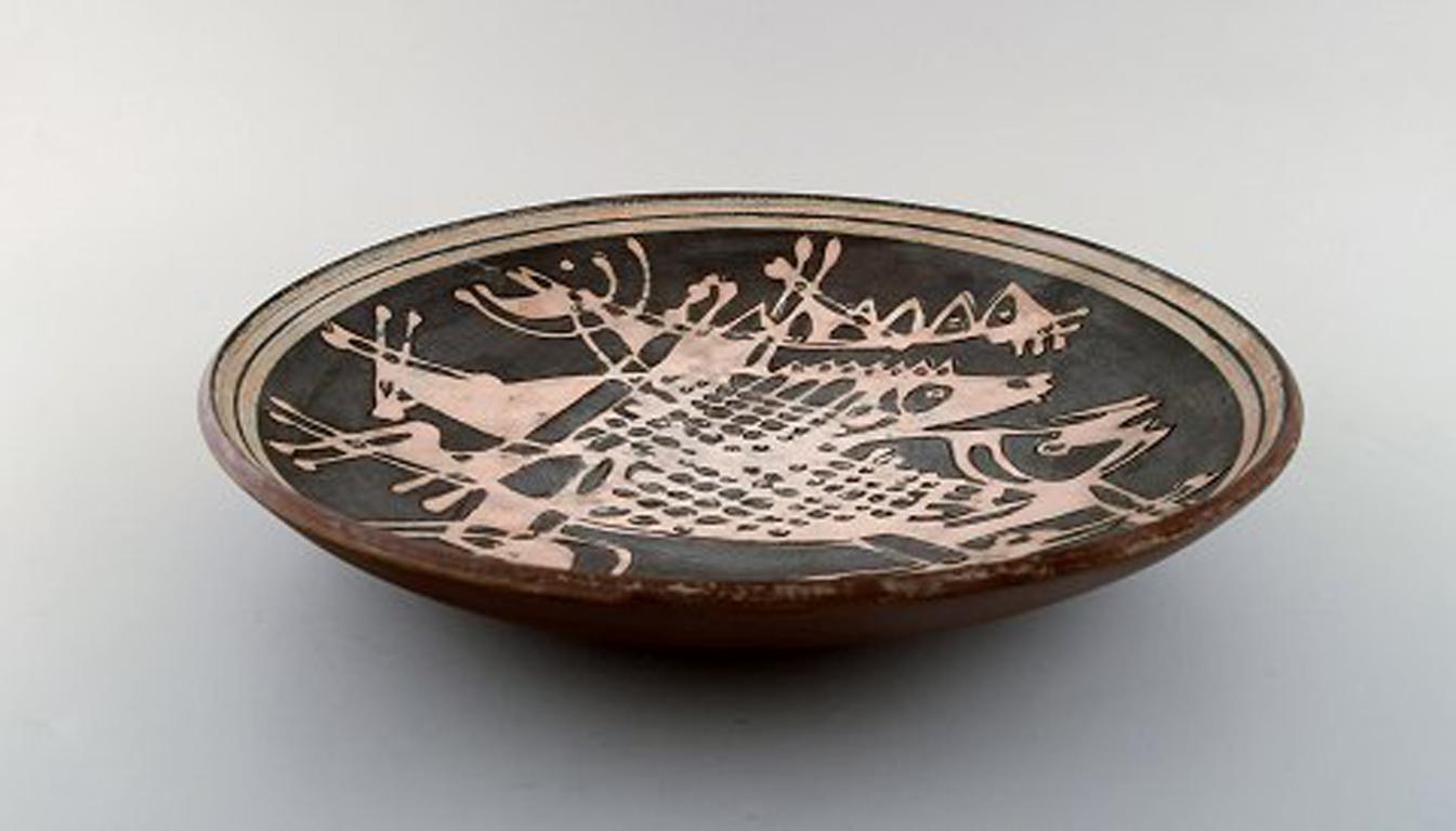 Ivy Lysdal, b. 1937. Danish ceramist and painter.
Unique bowl in glazed ceramics with fish motif, 1970s.
In very good condition.
Measures: 34 x 6 cm
Signed: Lysdal-Flint.

Educated at the Arts & Crafts school in Copenhagen