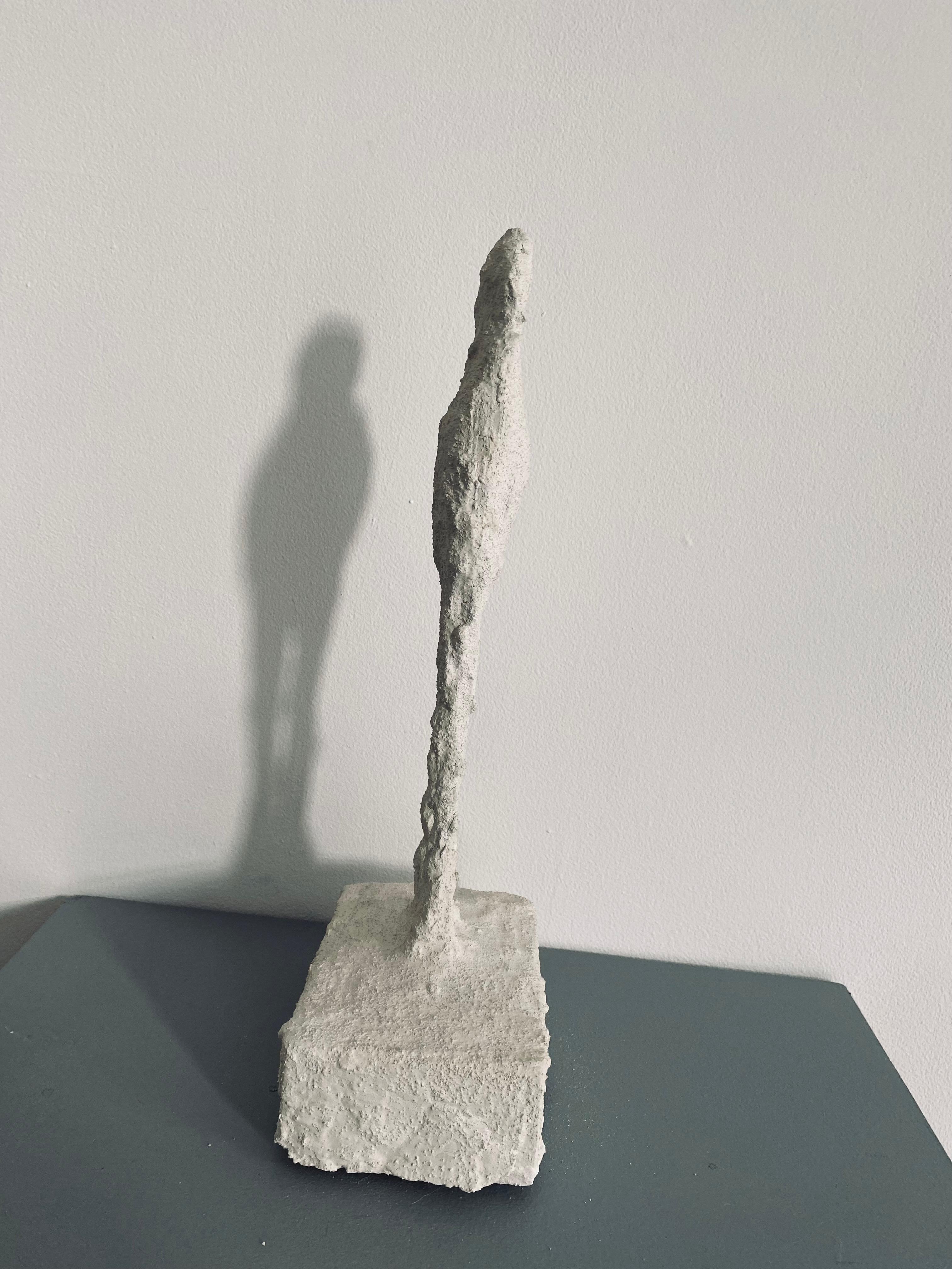 Zement-Gedicht: „Der Stamm #20“ – Sculpture von Ivy Naté