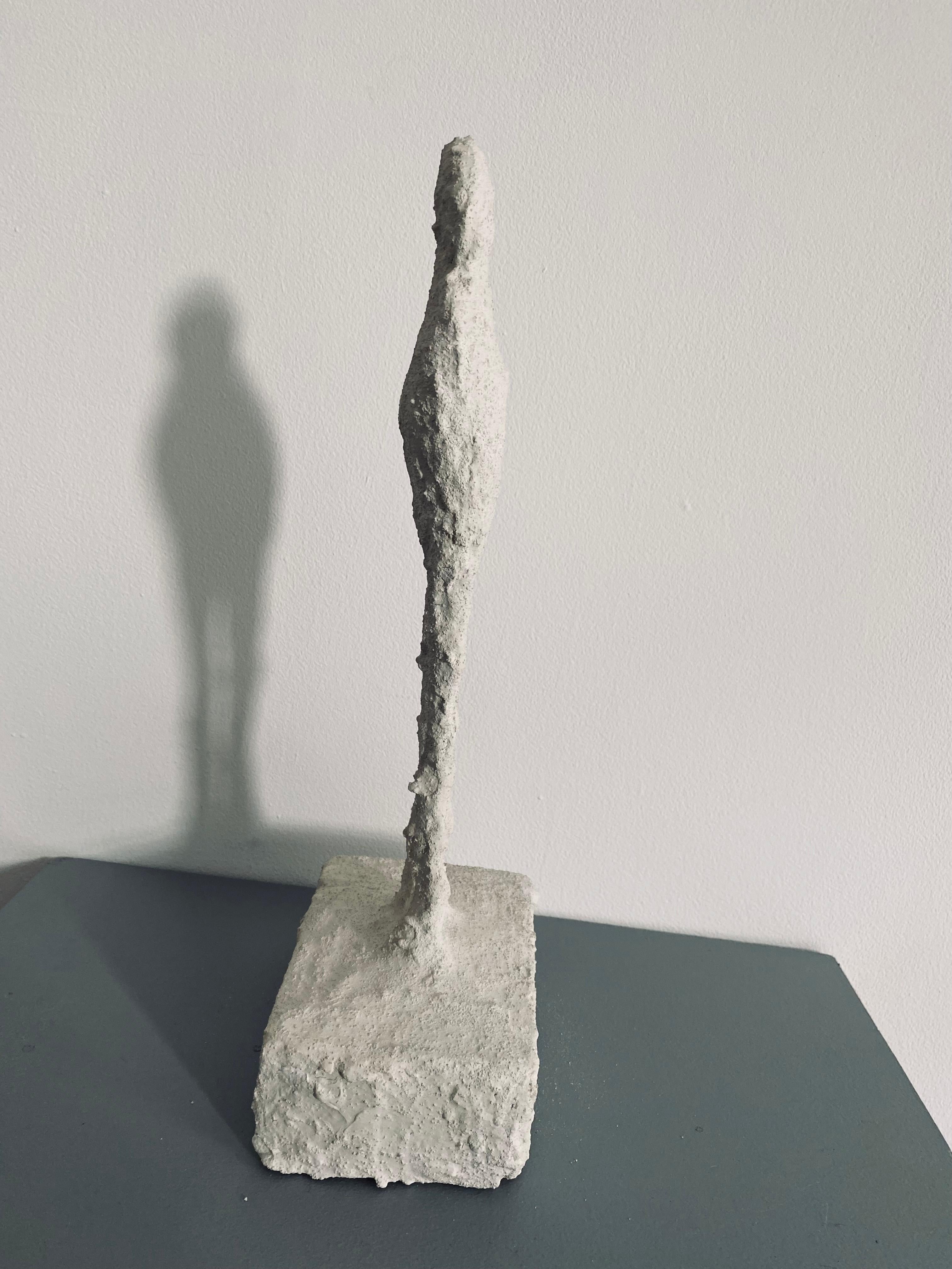 Zement-Gedicht: „Der Stamm #20“ (Grau), Figurative Sculpture, von Ivy Naté