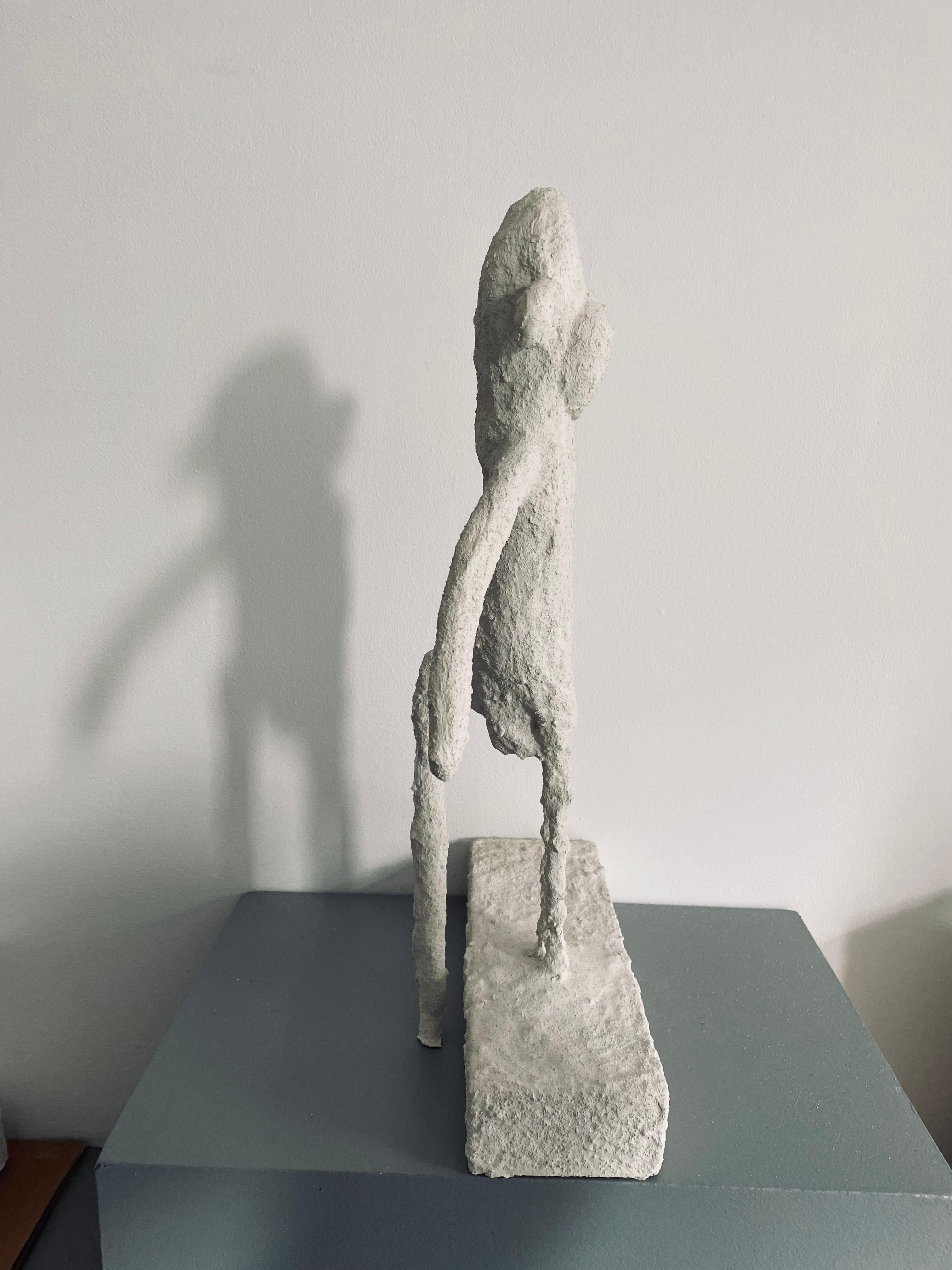 Zement-Totem: „The Tribe #17“ (Grau), Figurative Sculpture, von Ivy Naté