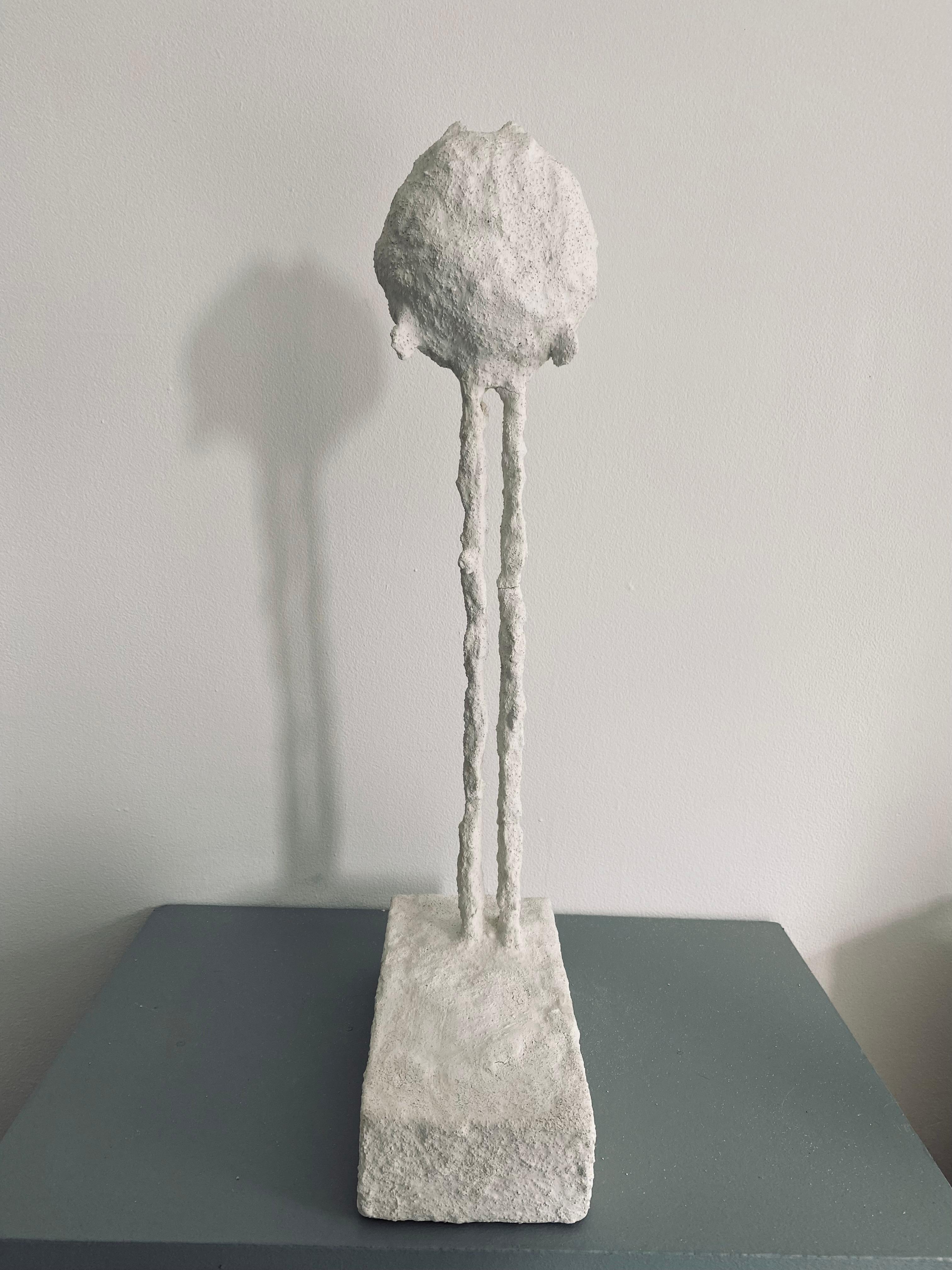 Tótem de Cemento: 'La Tribu nº 26 - Figurative Sculpture Gris de Ivy Naté