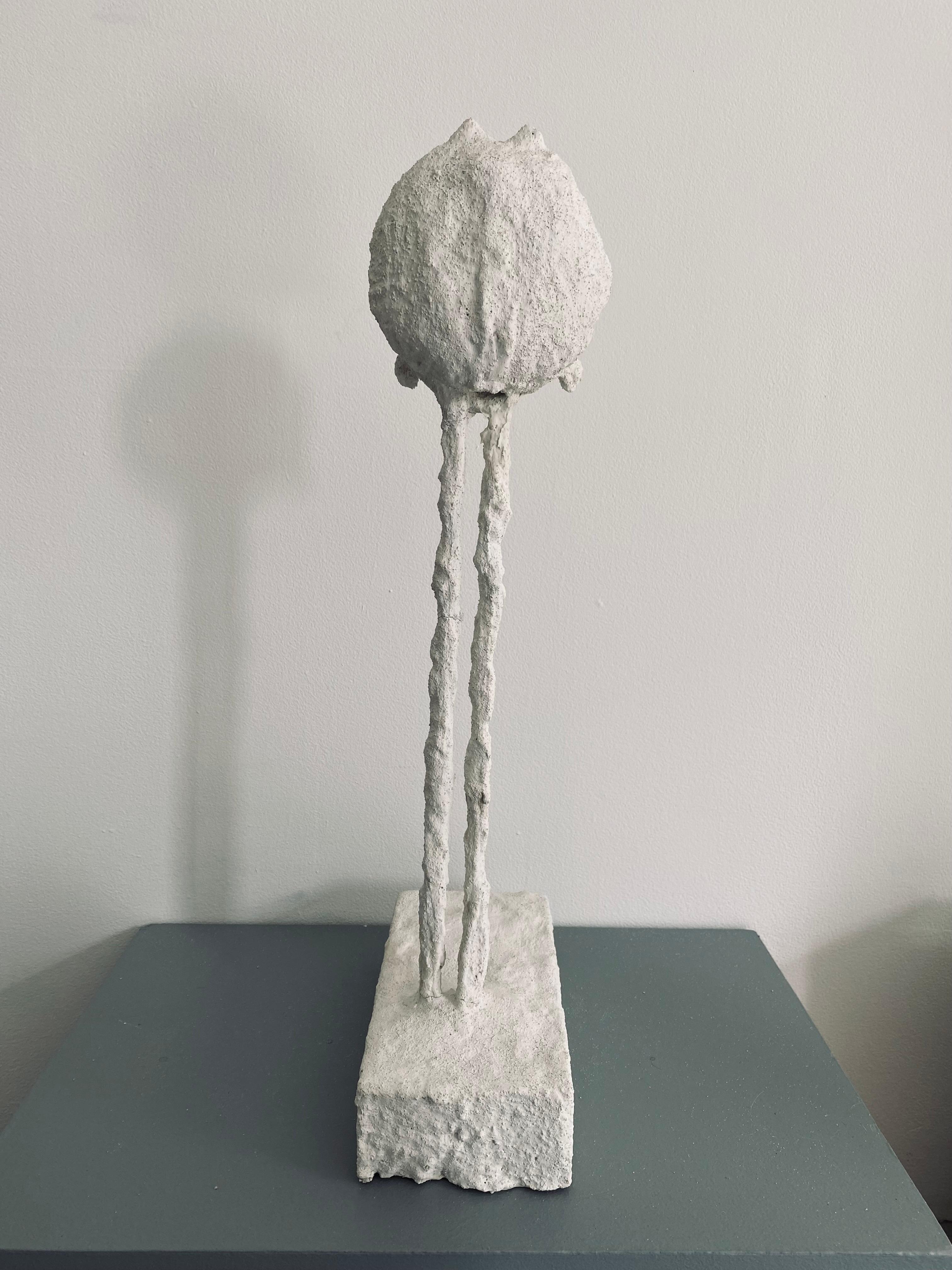 Figurative Sculpture de Ivy Naté - Tótem de Cemento: 'La Tribu nº 26