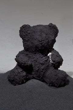 Sculpture en béton d'un ours en peluche : "Black Bear with Gem" (ours noir avec une pierre précieuse)