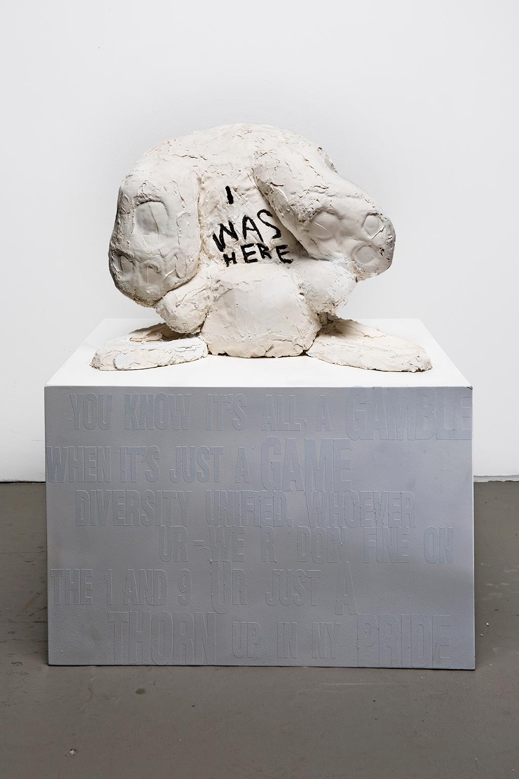 Sculpture minimaliste de lapin avec le message : « I Was Here ».